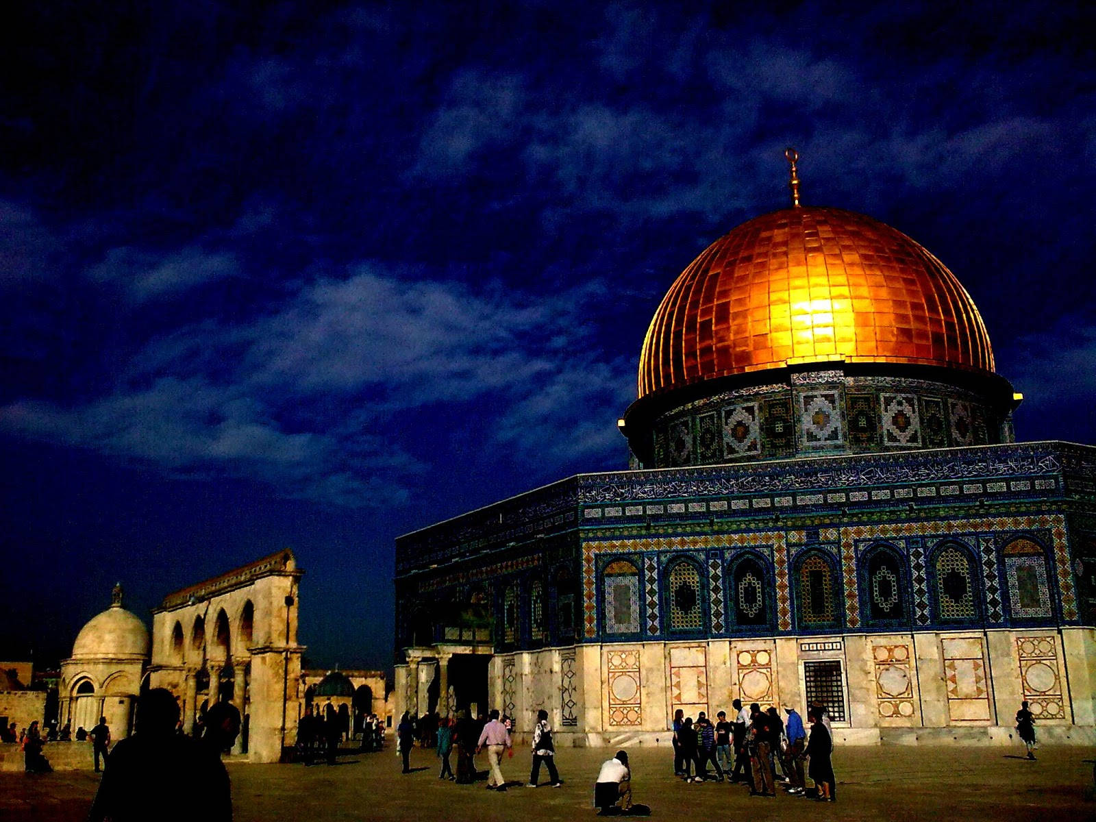 Golden Dome of the Rock, deep blue twilight sky, silhouetted visitors, HD Desktop Wallpaper