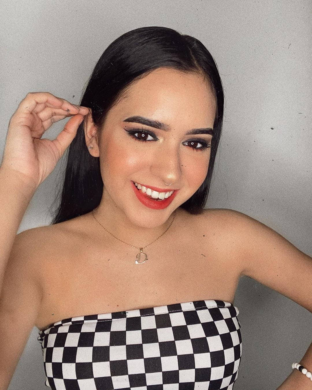 Domelipa, black and white checkered tube, dark hair, HD Phone Wallpaper