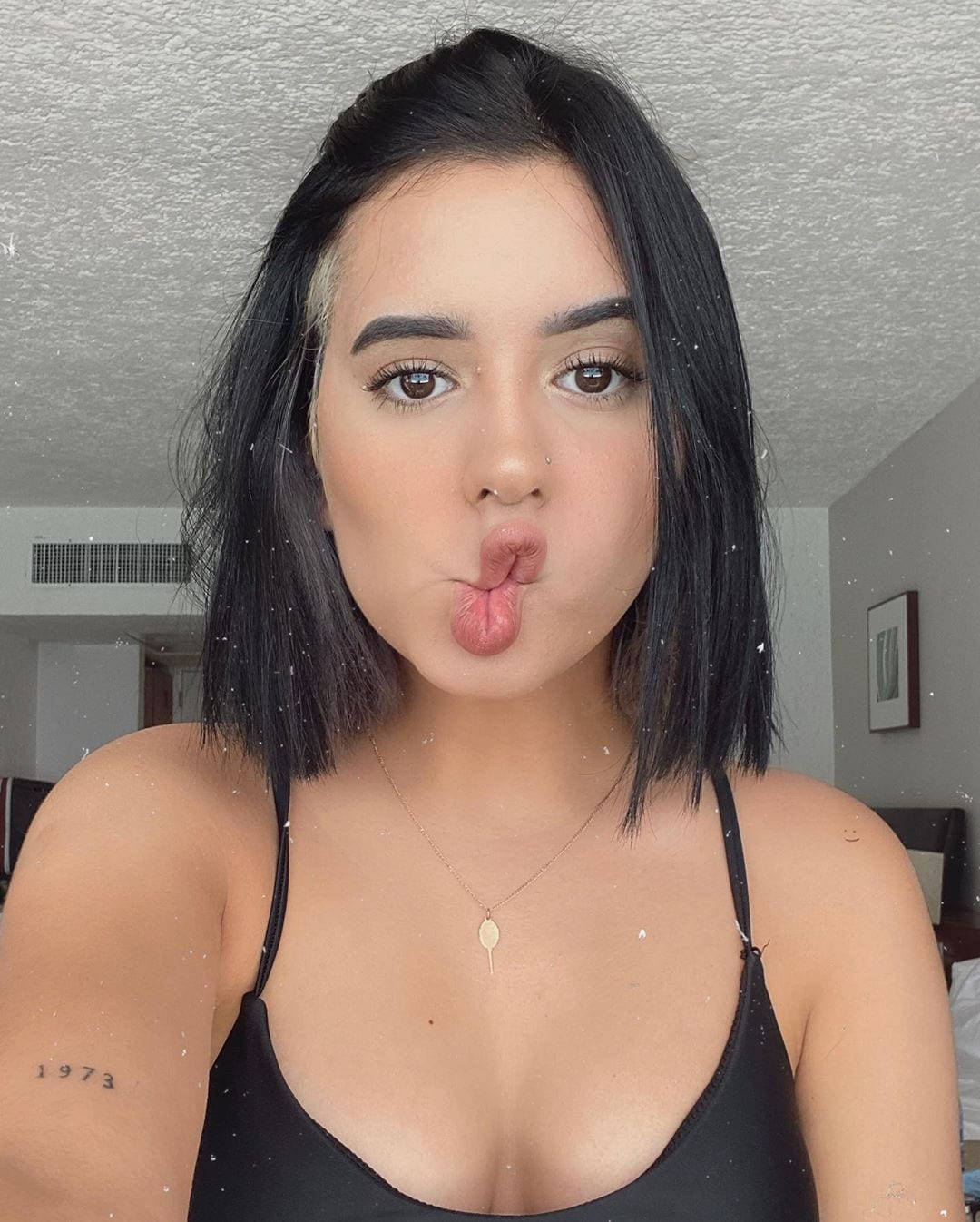 Domelipa, dark bob hair, black top, HD Phone Wallpaper