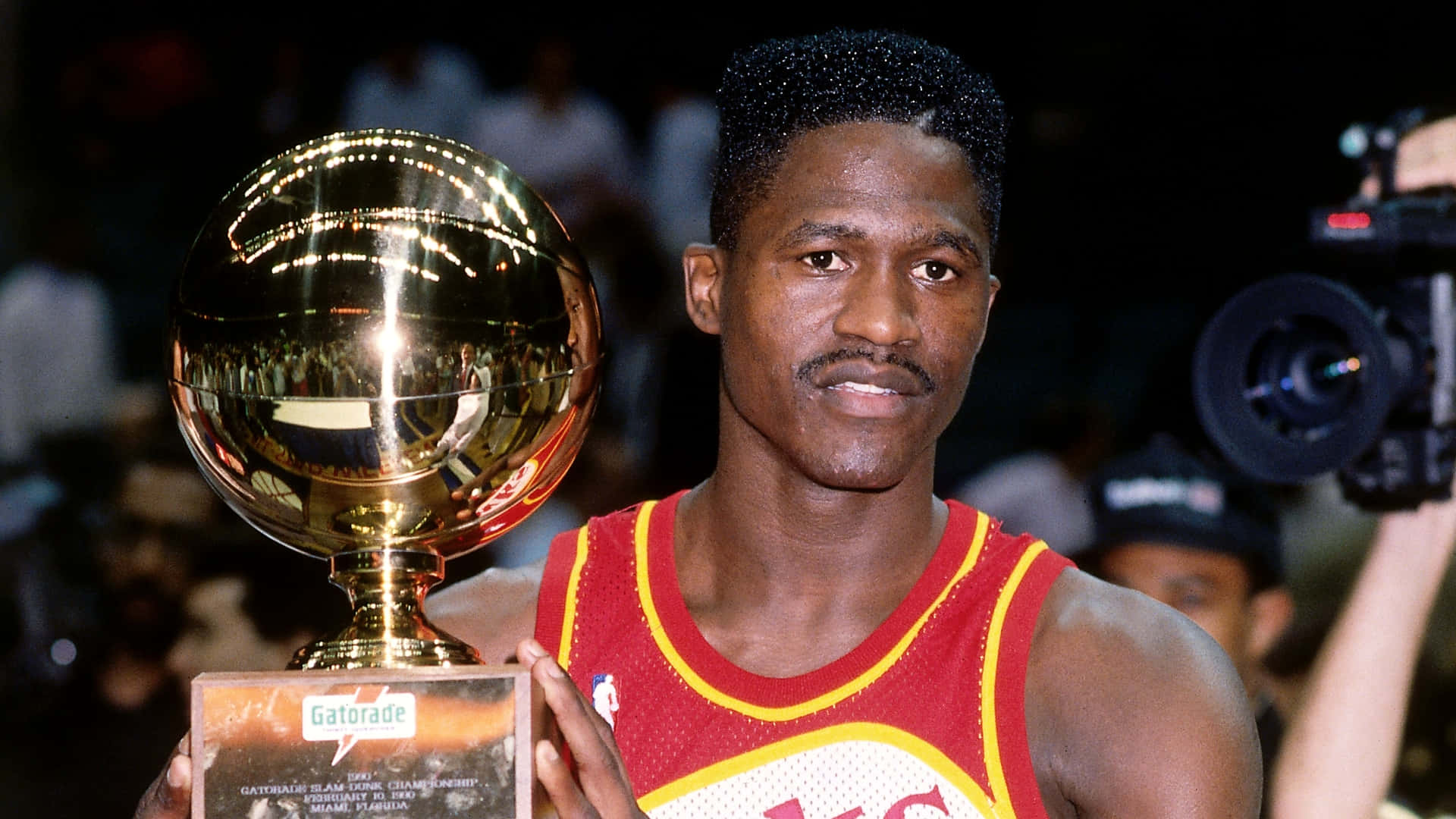 Dominique Wilkins, red jersey, golden Gatorade Championship trophy, Full HD Desktop Wallpaper