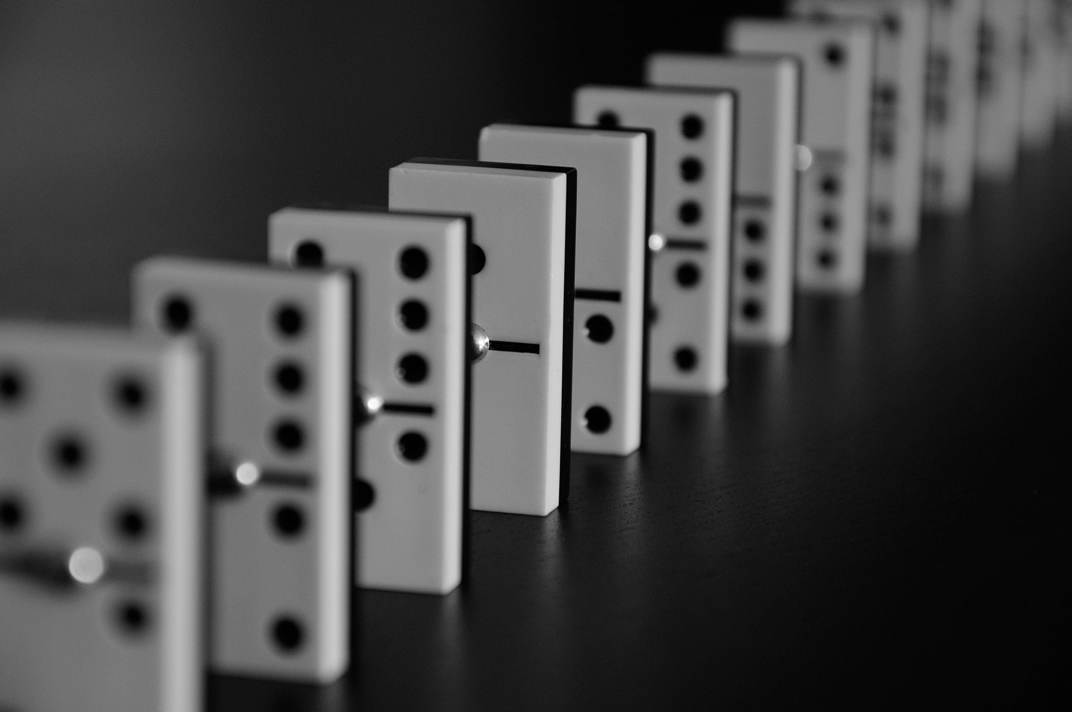 black and white dominoes, dark surface, shallow depth of field, 4K Desktop Wallpaper
