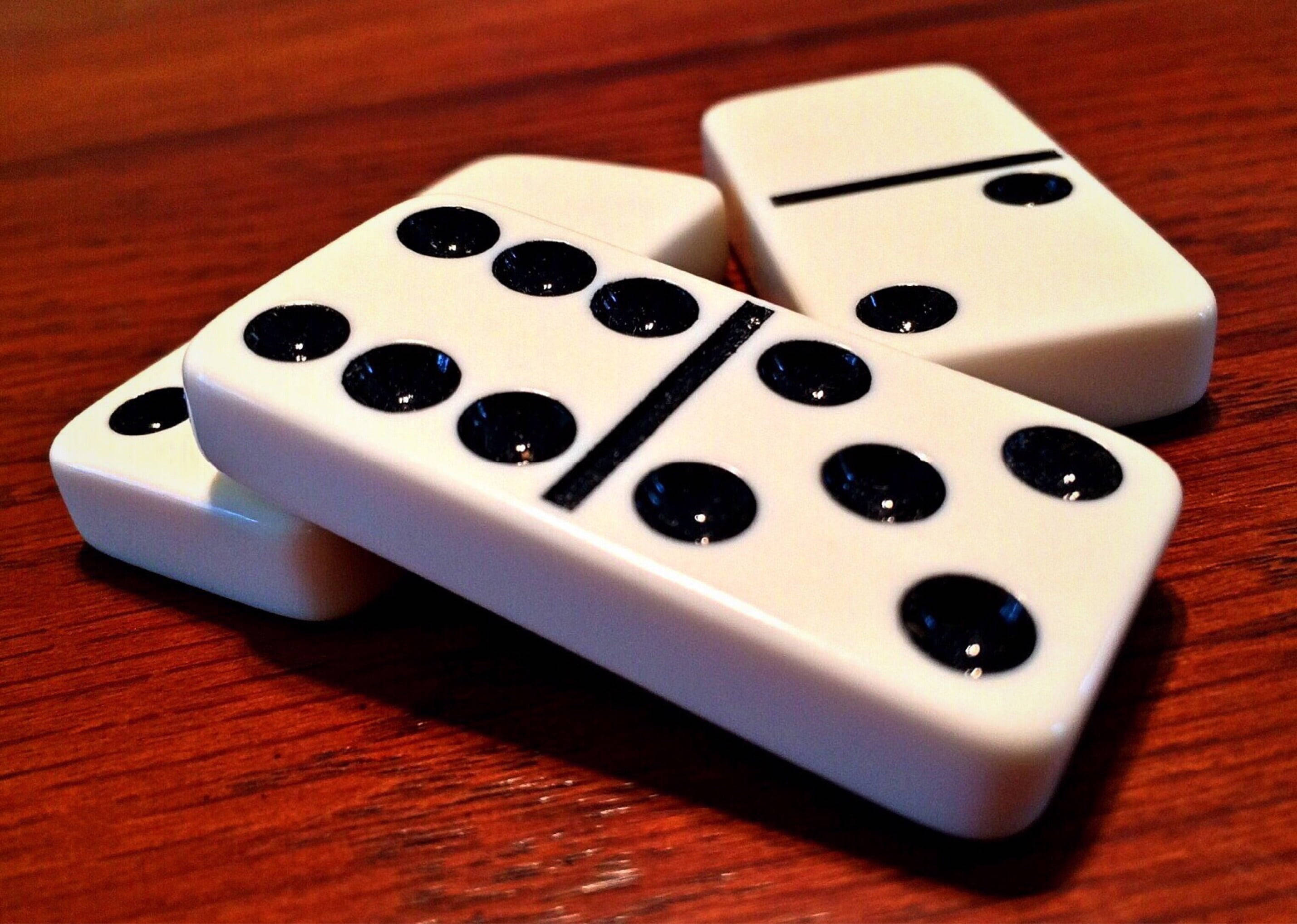 chunky domino tiles, white dominoes, black dots, 2K Desktop Wallpaper