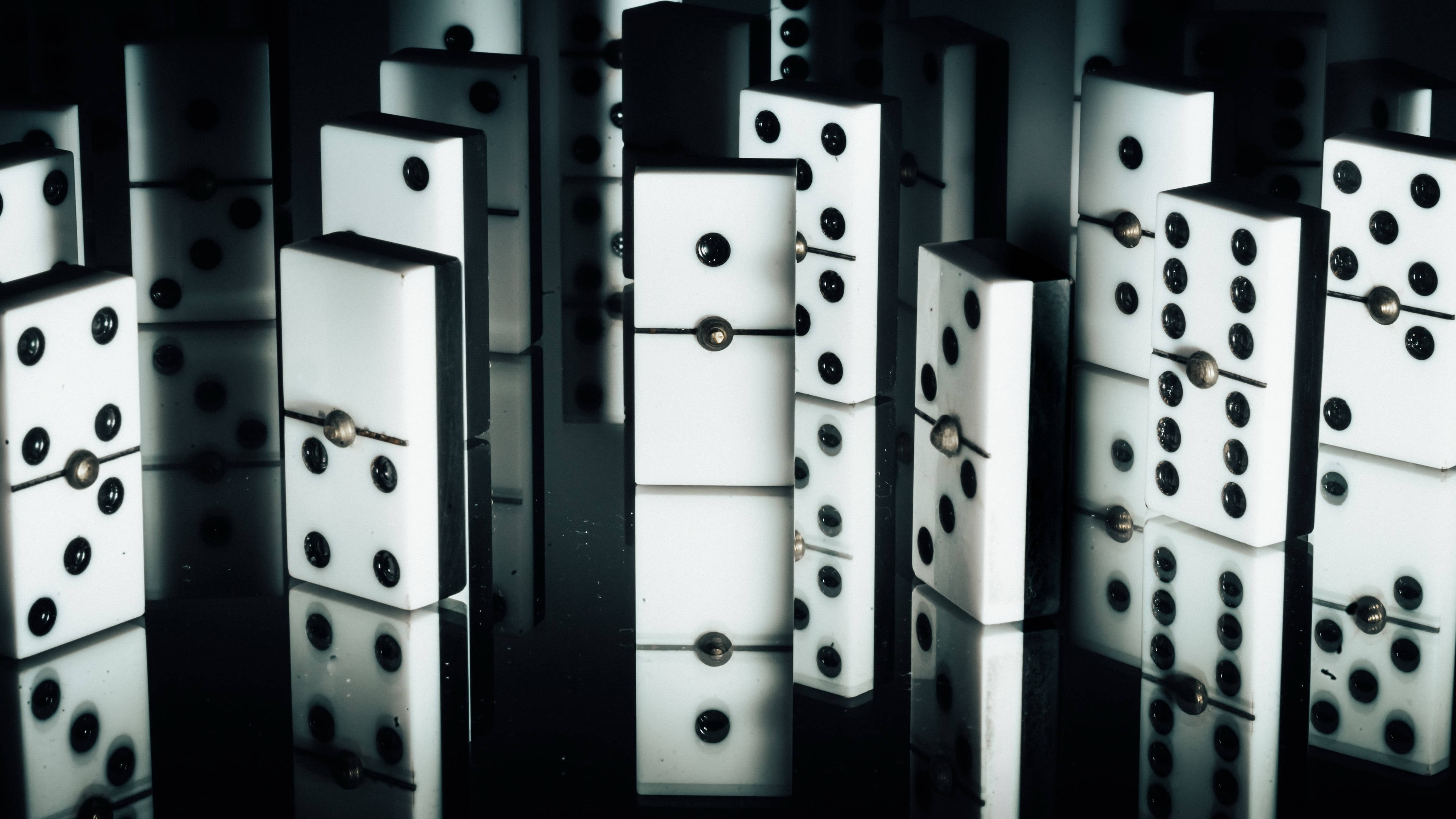 Domino, black and white, reflective surface, 4K Desktop Wallpaper