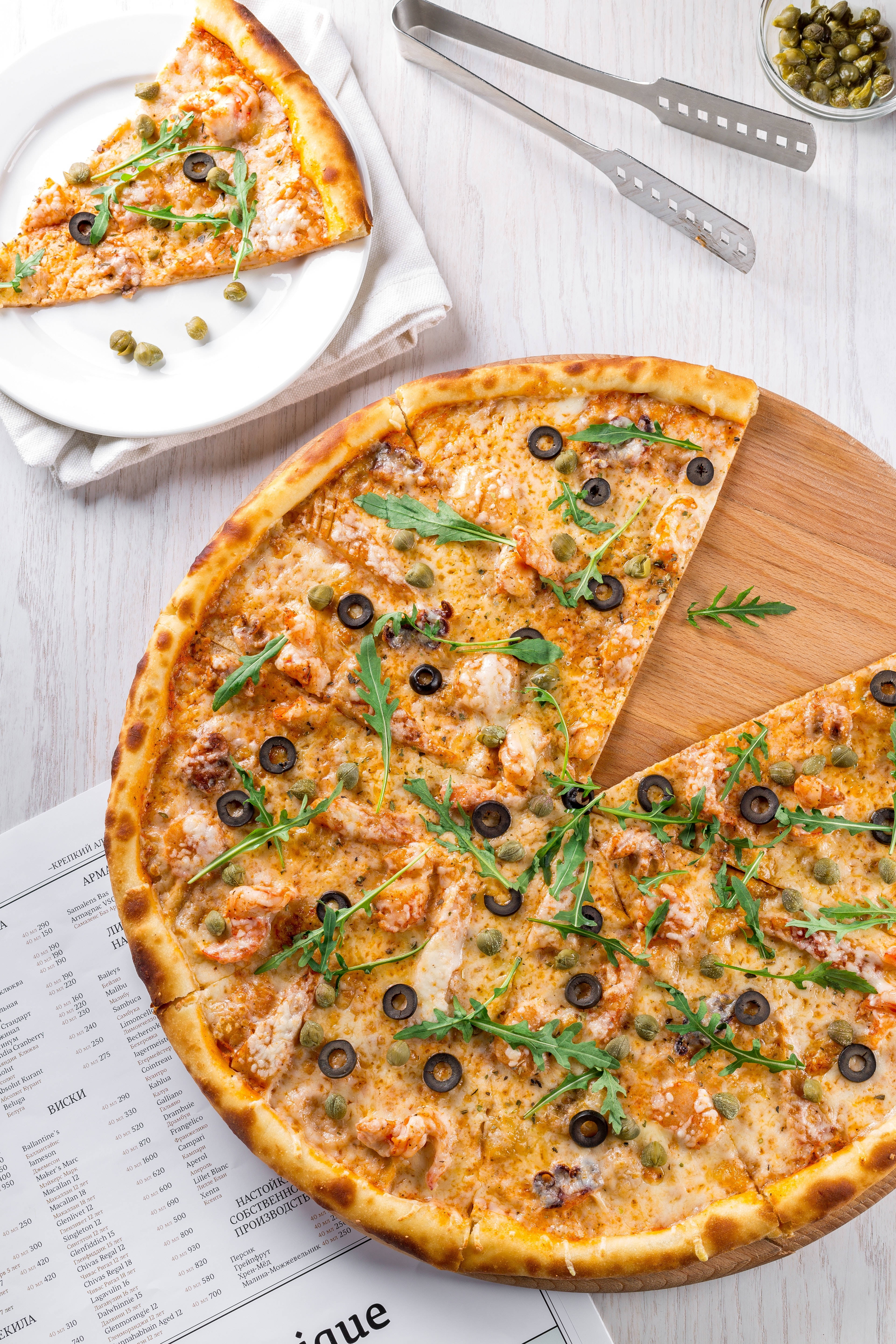 Dominos Pizza, shrimp arugula and olives, wooden board, 5K Phone Wallpaper