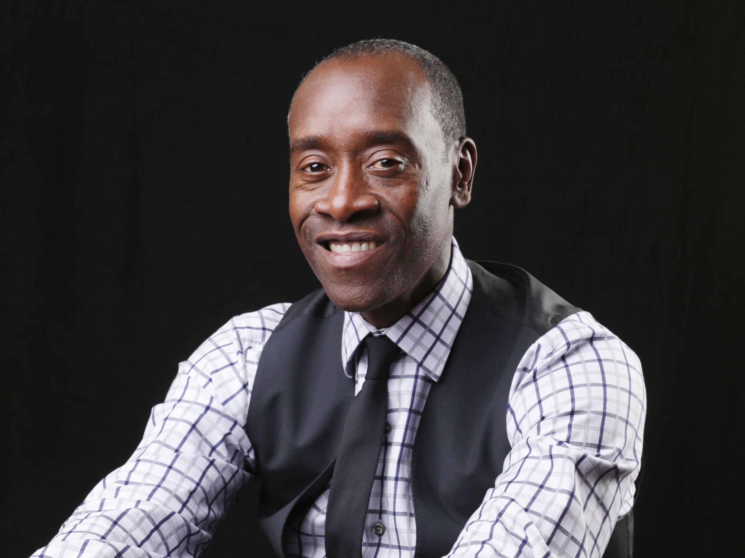 Don Cheadle, checkered shirt vest, tie, Full HD Desktop Wallpaper
