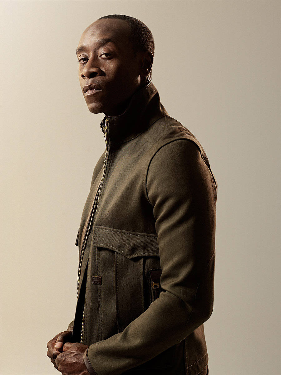 Don Cheadle, brown zippered jacket, beige background, SD Phone Wallpaper
