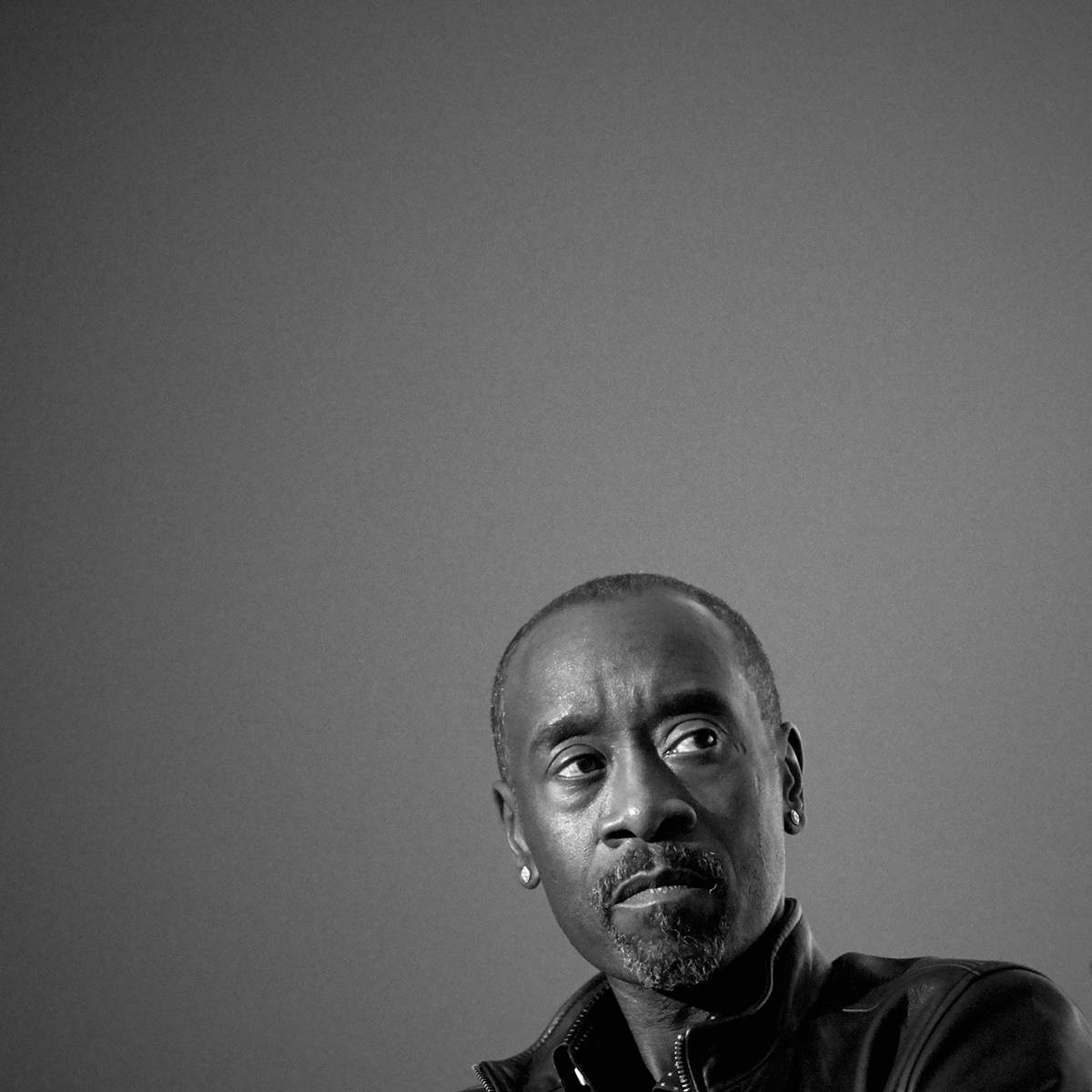 Don Cheadle, black and white portrait, serious expression, SD Desktop Wallpaper