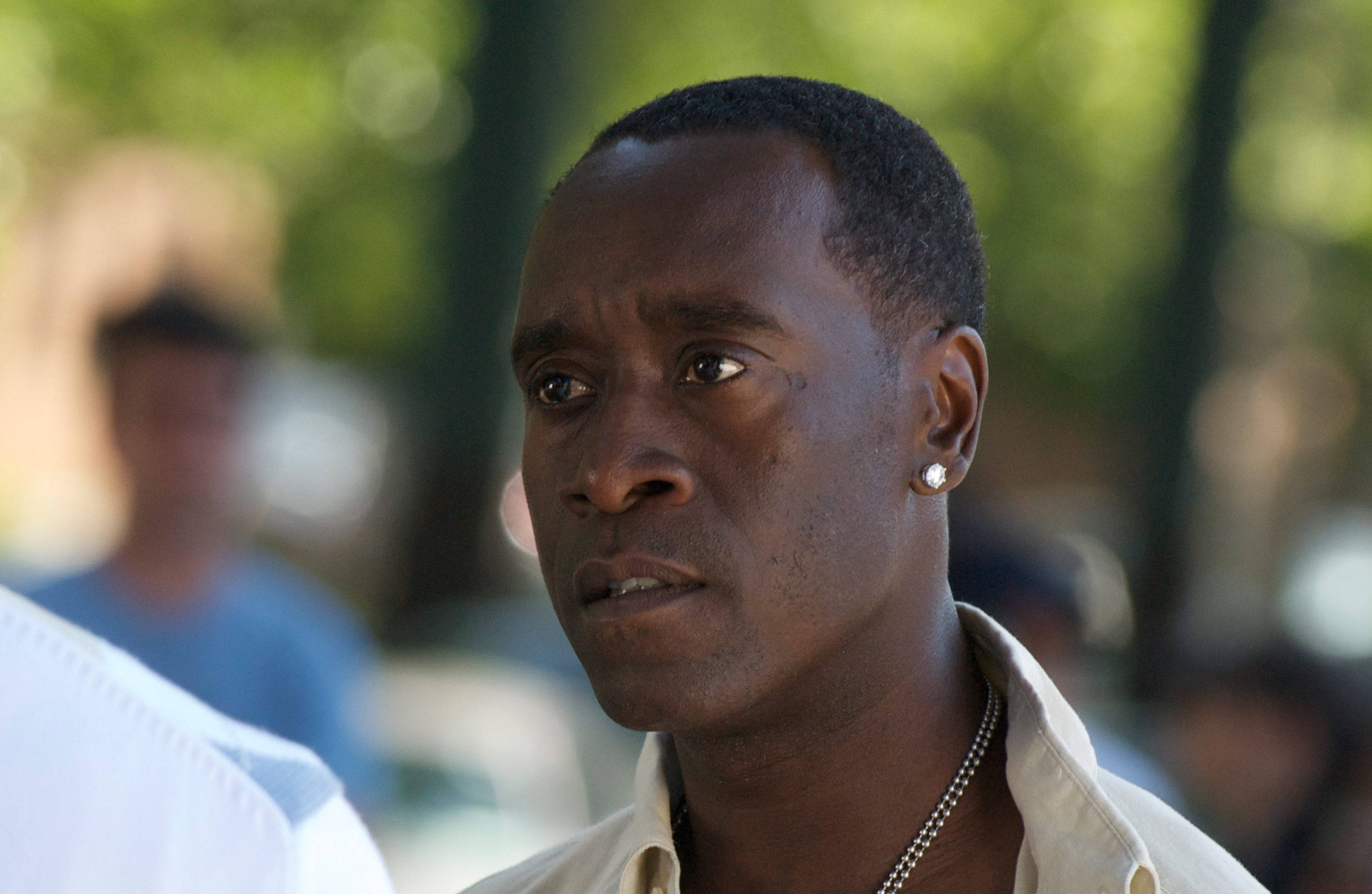 Don Cheadle, white shirt, silver chain, 2K Desktop Wallpaper