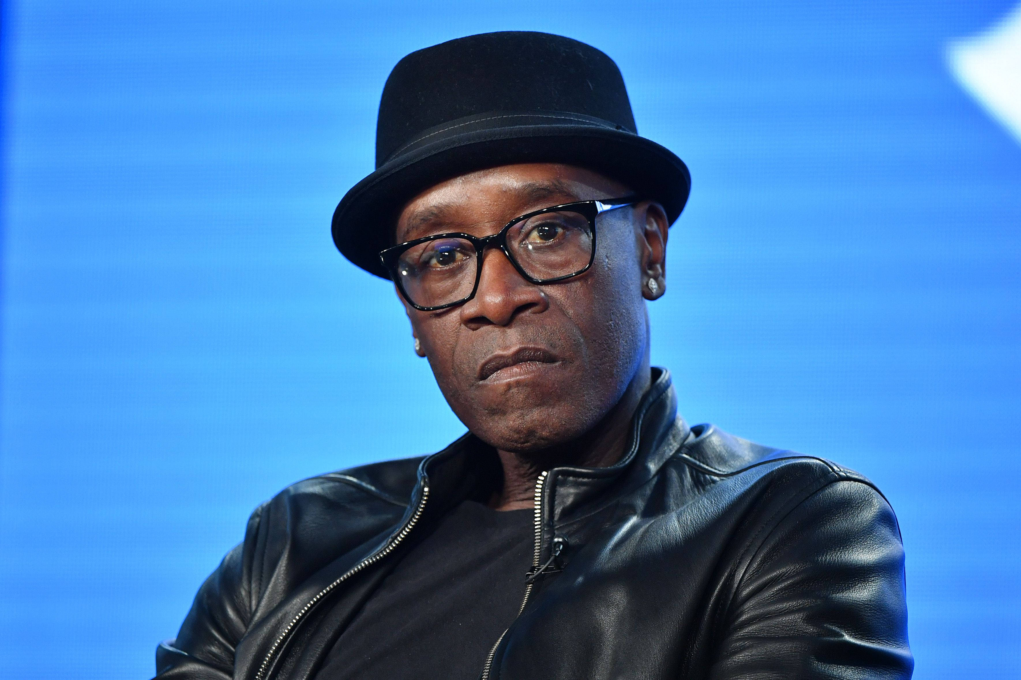 Don Cheadle, black bowler hat, glasses, 2K Desktop Wallpaper
