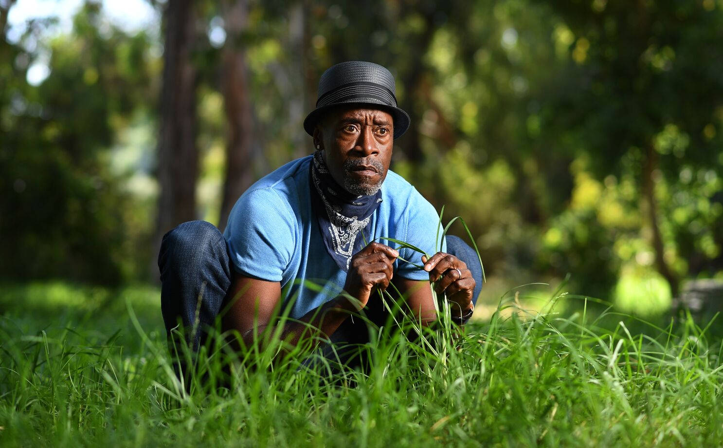 Don Cheadle, blue shirt, hat, HD Desktop Wallpaper