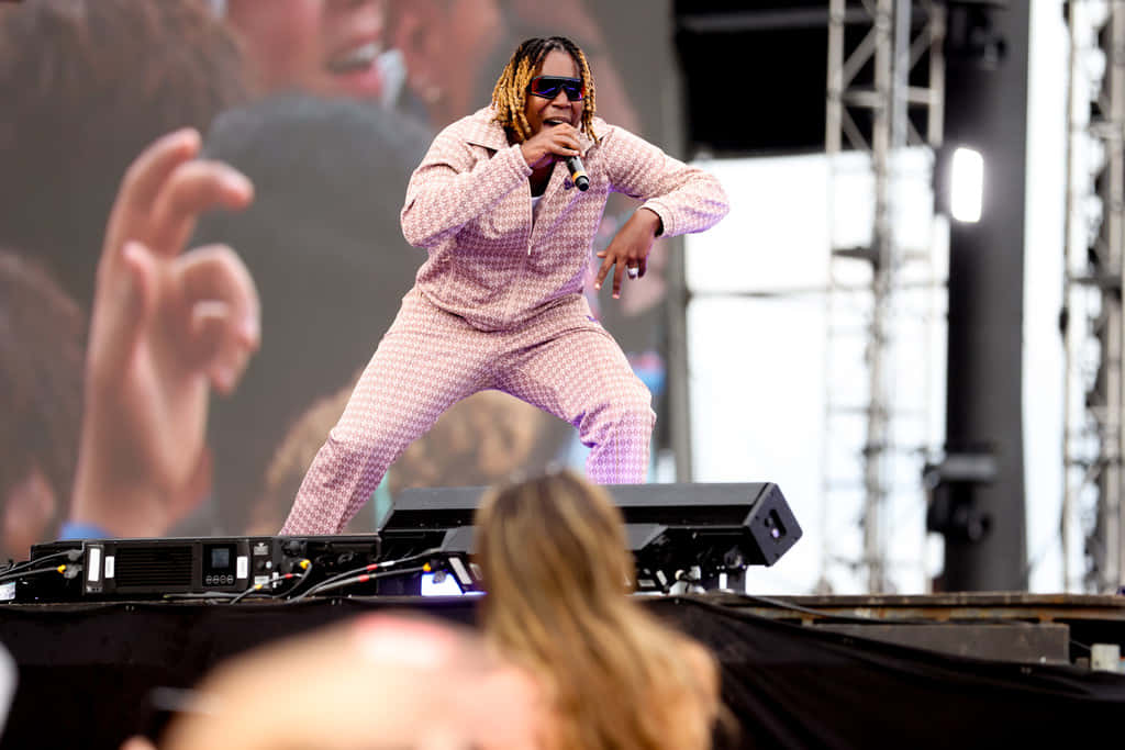 Don Toliver, pink patterned suit, sunglasses, SD Desktop Wallpaper