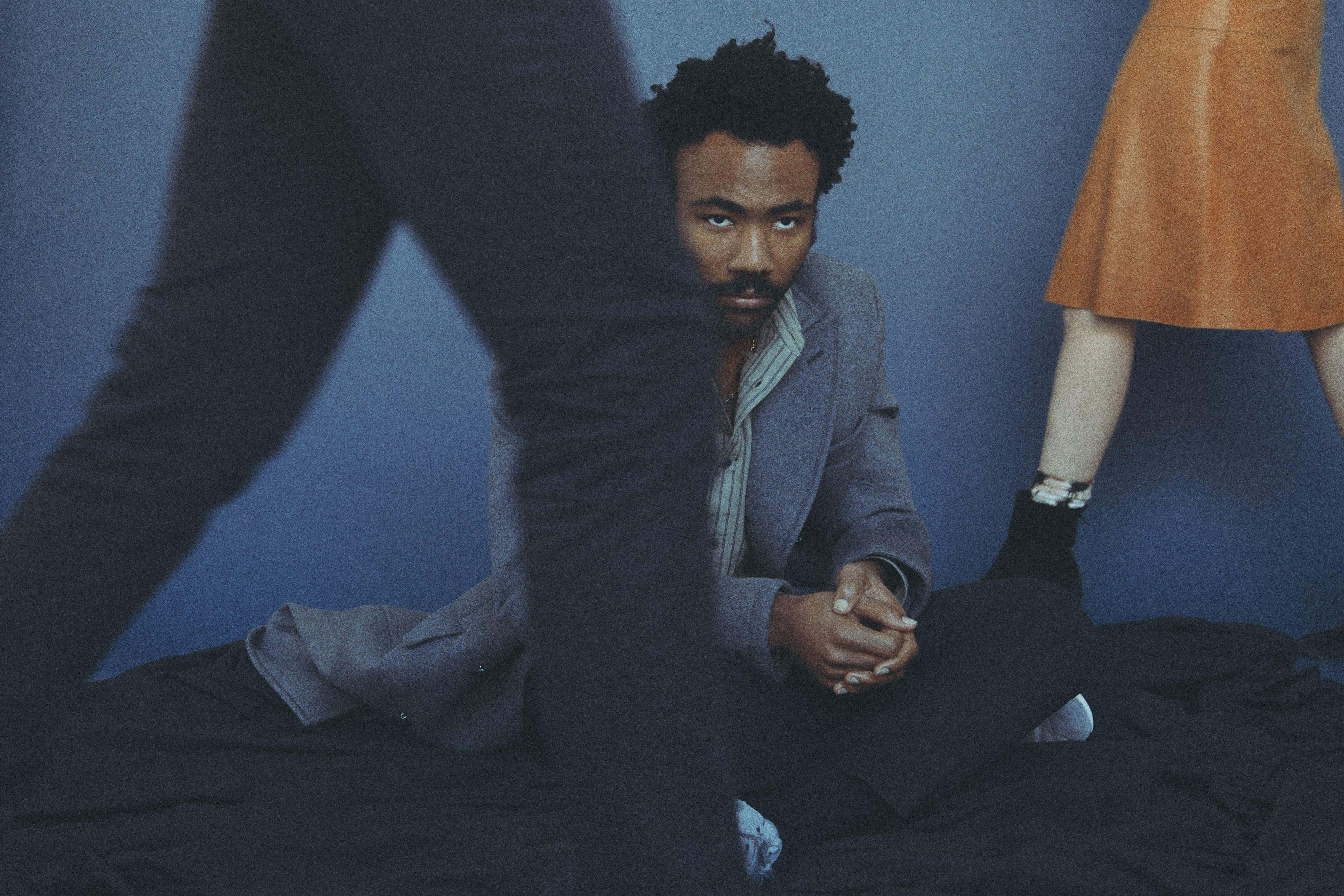 Donald Glover, gray suit, black fabric surface, 4K Desktop Wallpaper
