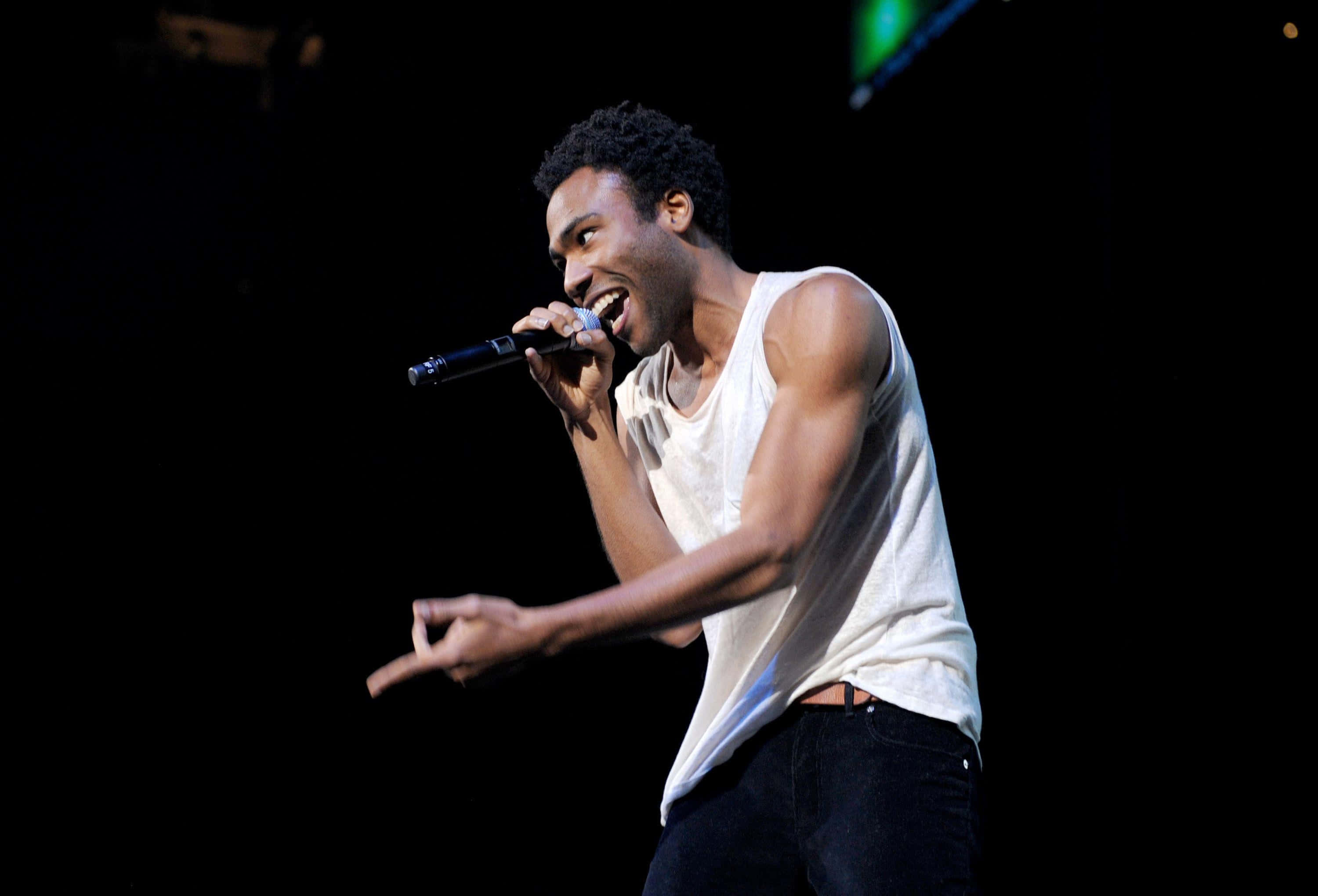 Donald Glover, dark stage, microphone, 2K Desktop Wallpaper