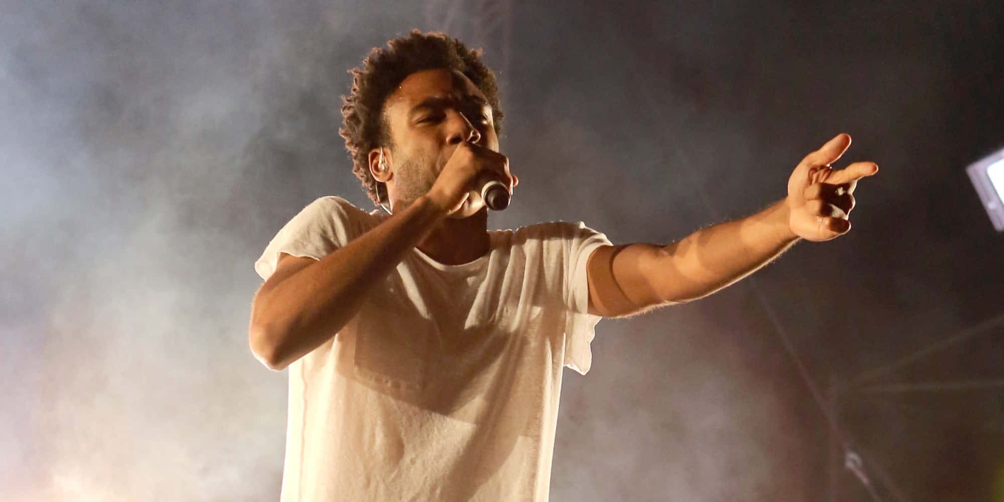 Donald Glover, live on stage, smoky stage, Full HD Desktop Wallpaper