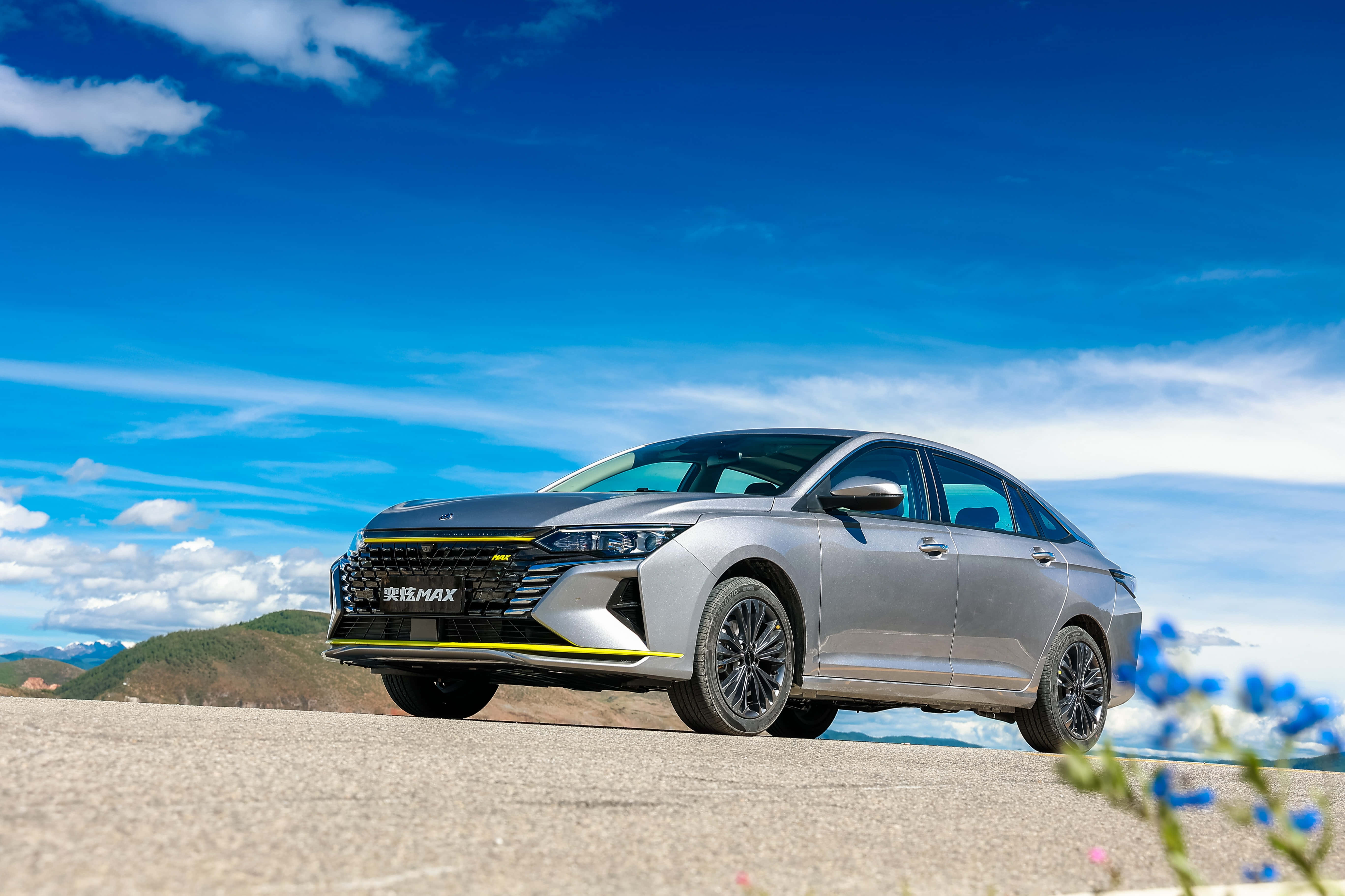 Dongfeng Aeolus Yixuan, sleek silver sedan, yellow accents, 5K Desktop Wallpaper