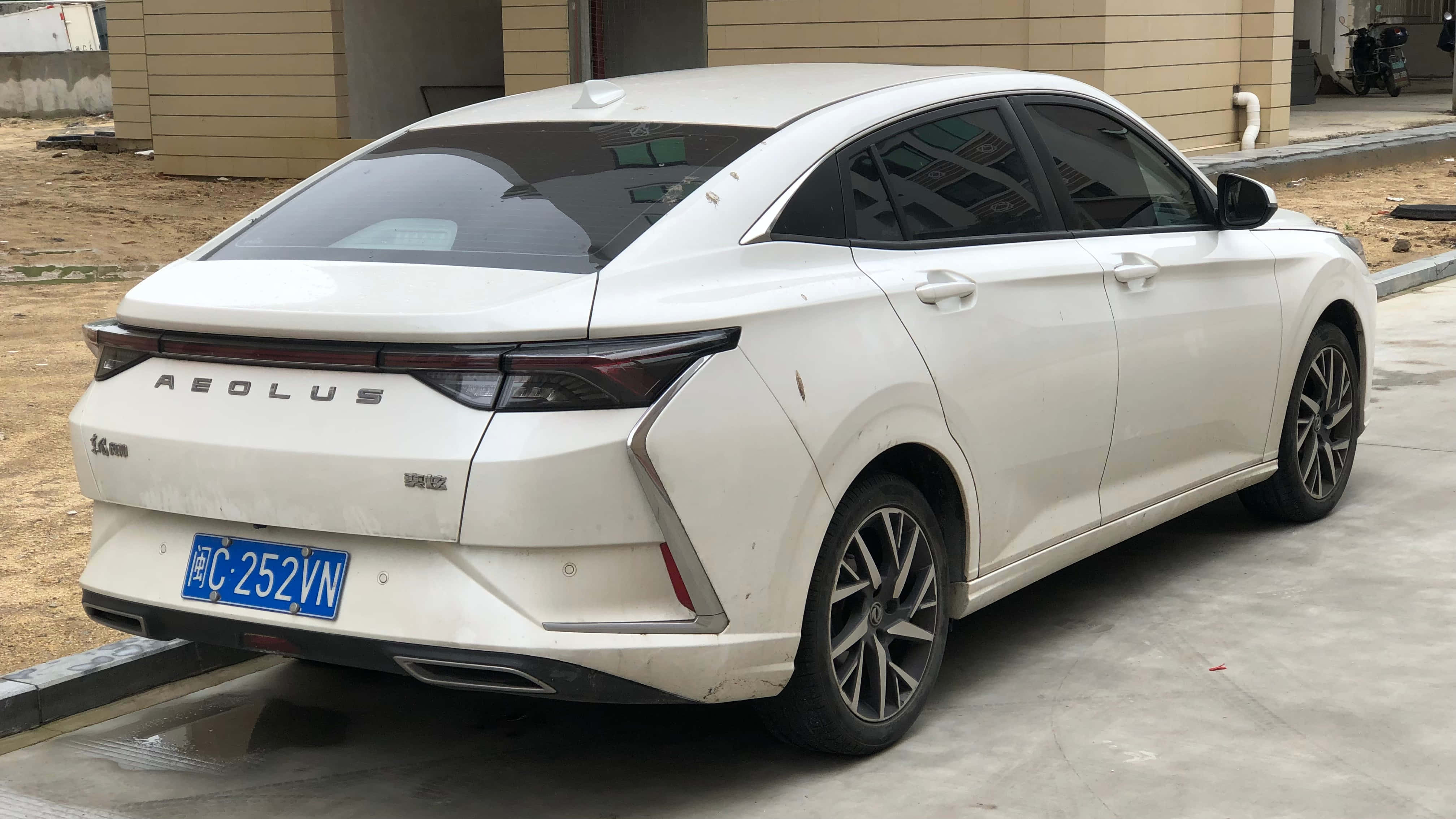 Dongfeng Aeolus Yixuan, white, wet concrete driveway, 4K Desktop Wallpaper