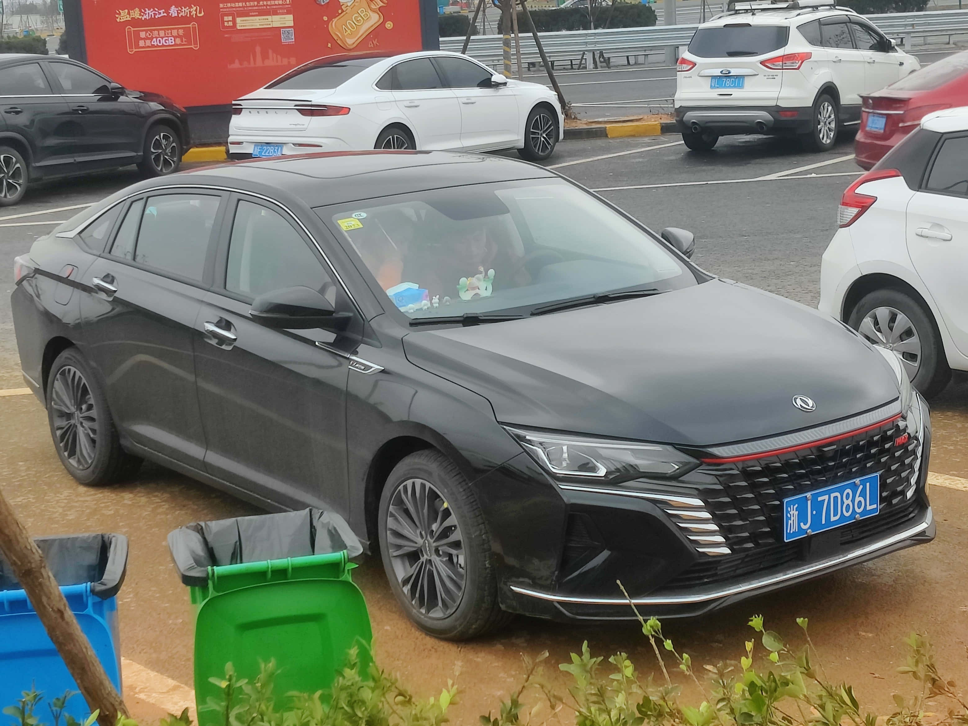 Dongfeng Aeolus Yixuan, sleek black sedan, car lot, 2K Desktop Wallpaper