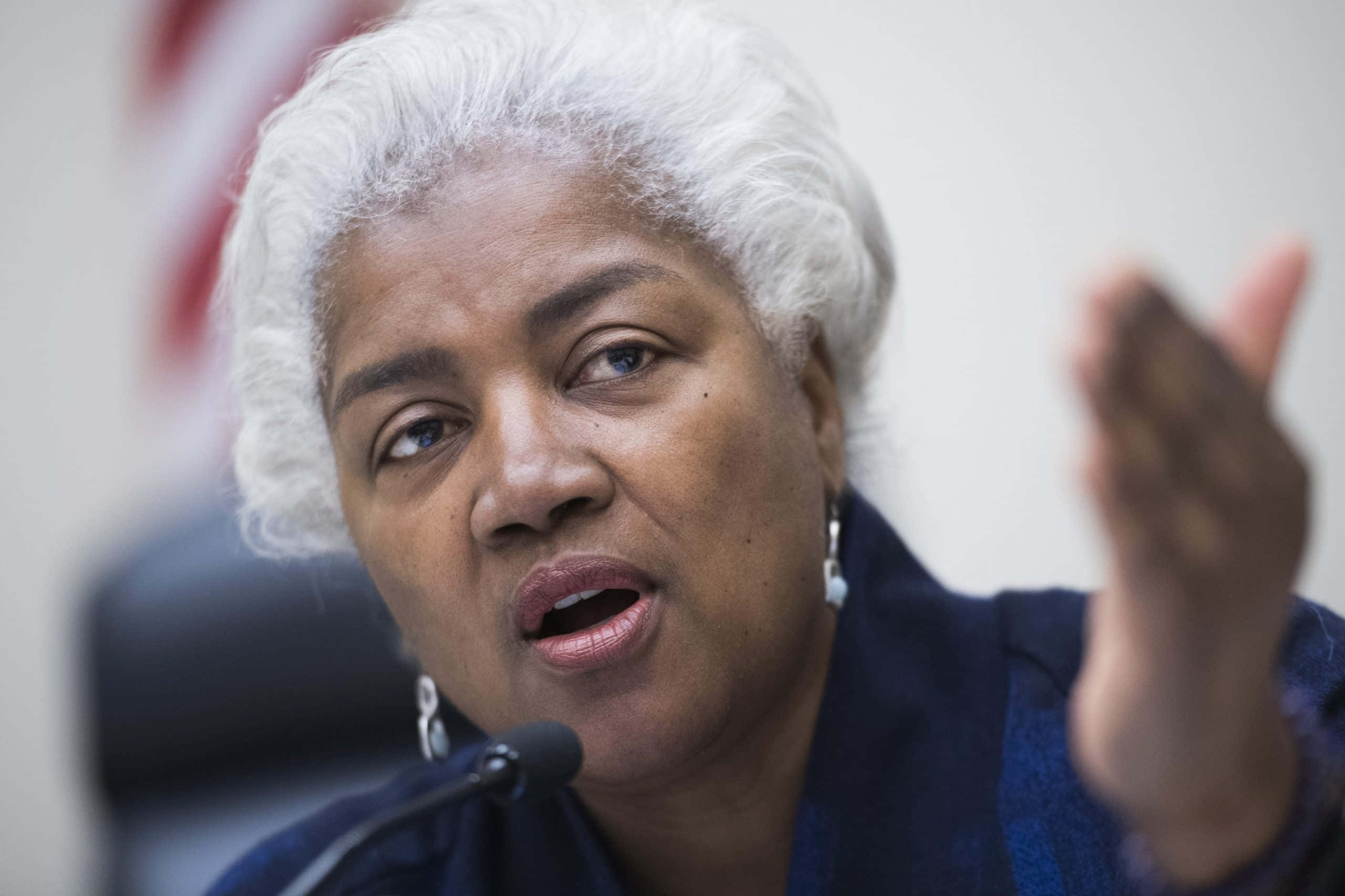 Donna Brazile, white hair, microphone, 2K Desktop Wallpaper