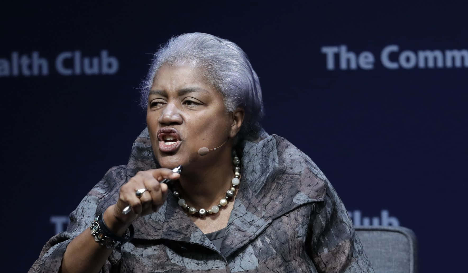 Donna Brazile, podium, silver hair, HD Desktop Wallpaper