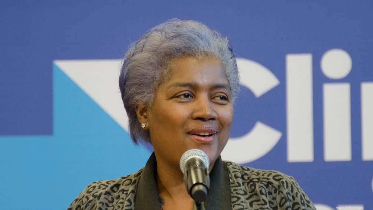 Donna Brazile, short gray hair, microphone, SD Desktop Wallpaper