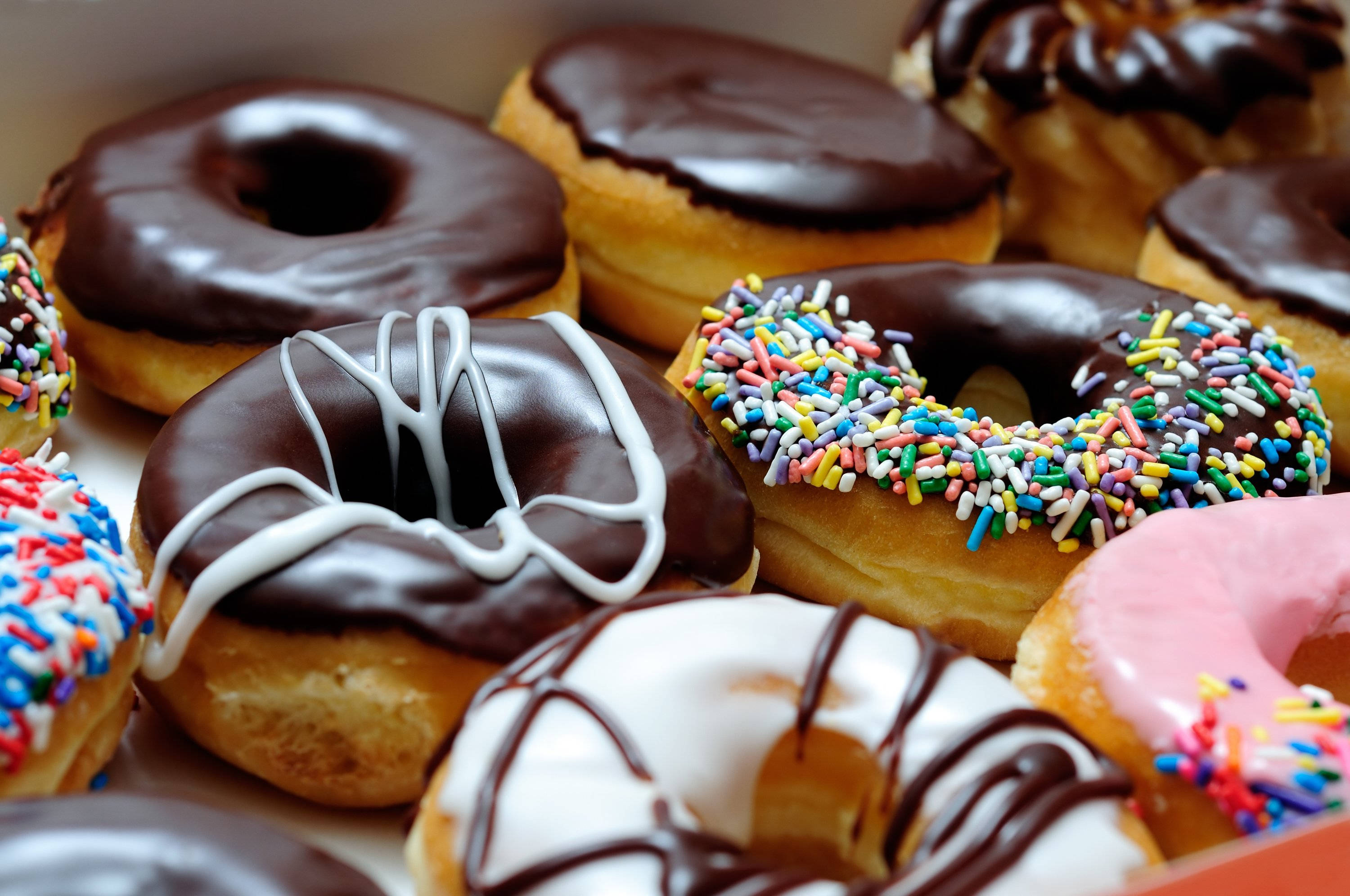 donut, glazed, sprinkled, 2K Desktop Wallpaper