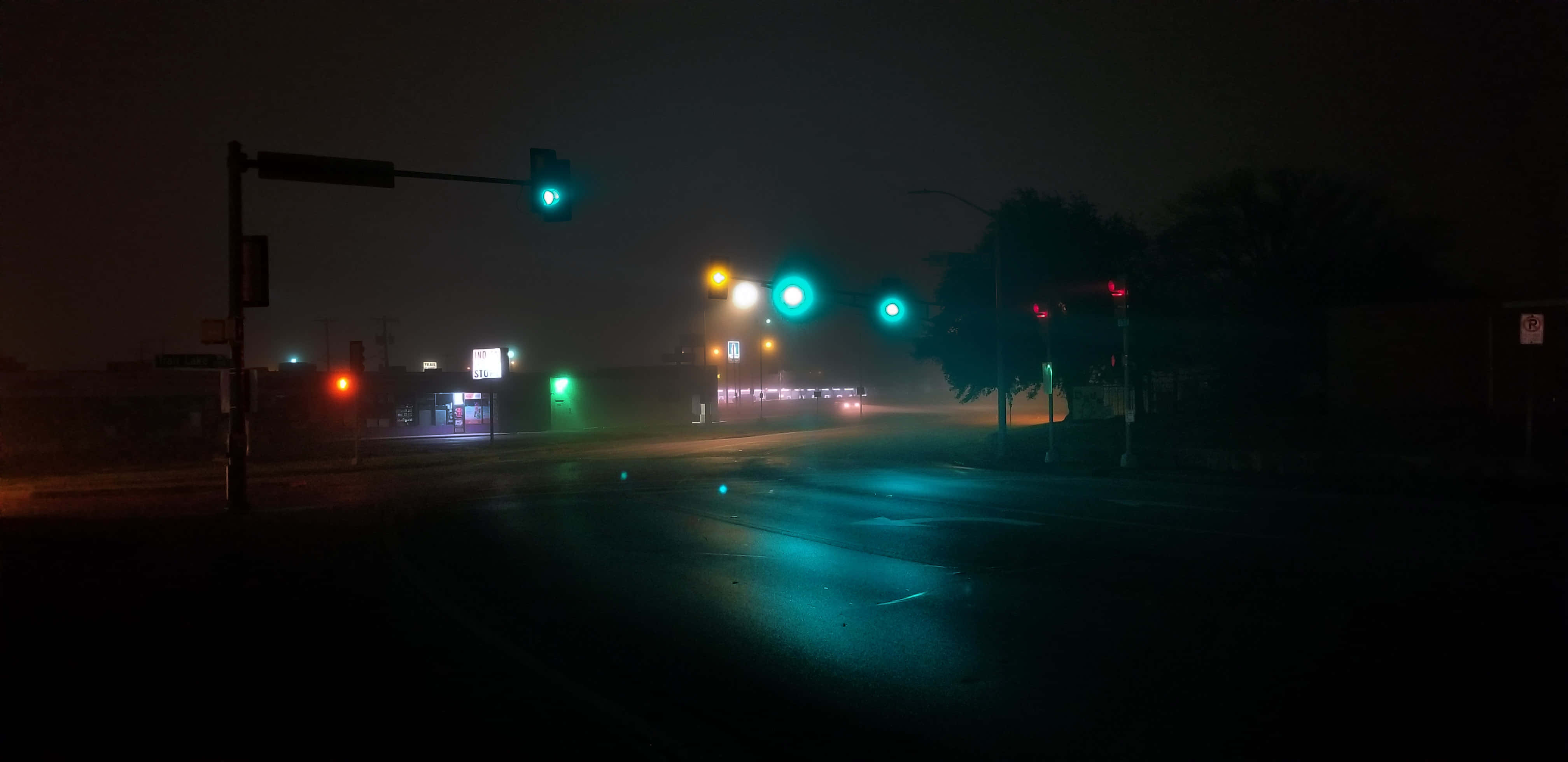 Doomer, foggy night street intersection, glowing traffic lights, 4K Desktop Wallpaper