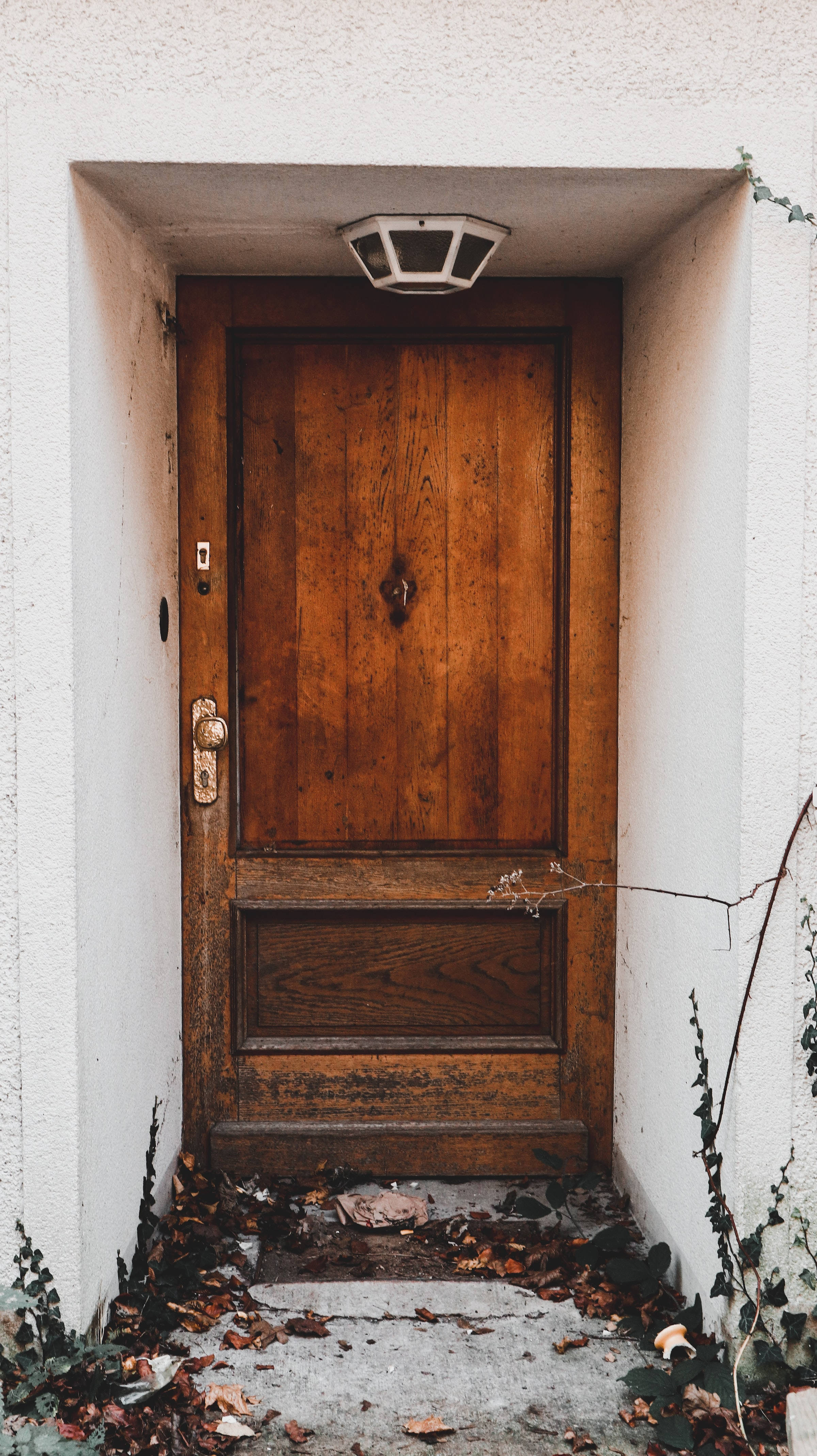 old wooden door, abandoned house, white stucco wall, 4K Phone Wallpaper