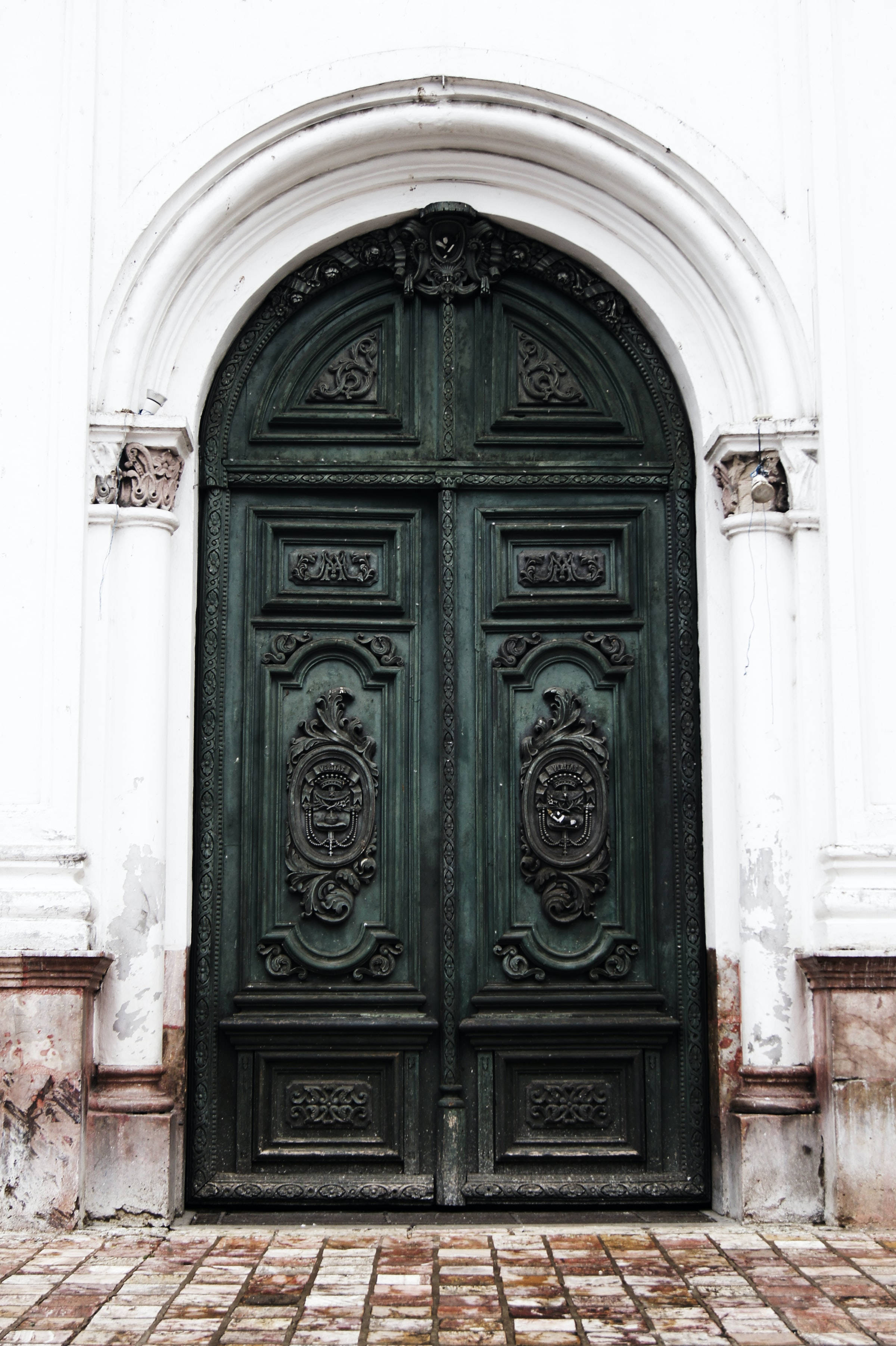 vintage carved green double door, dark green arched door, intricate carvings, 2K Phone Wallpaper