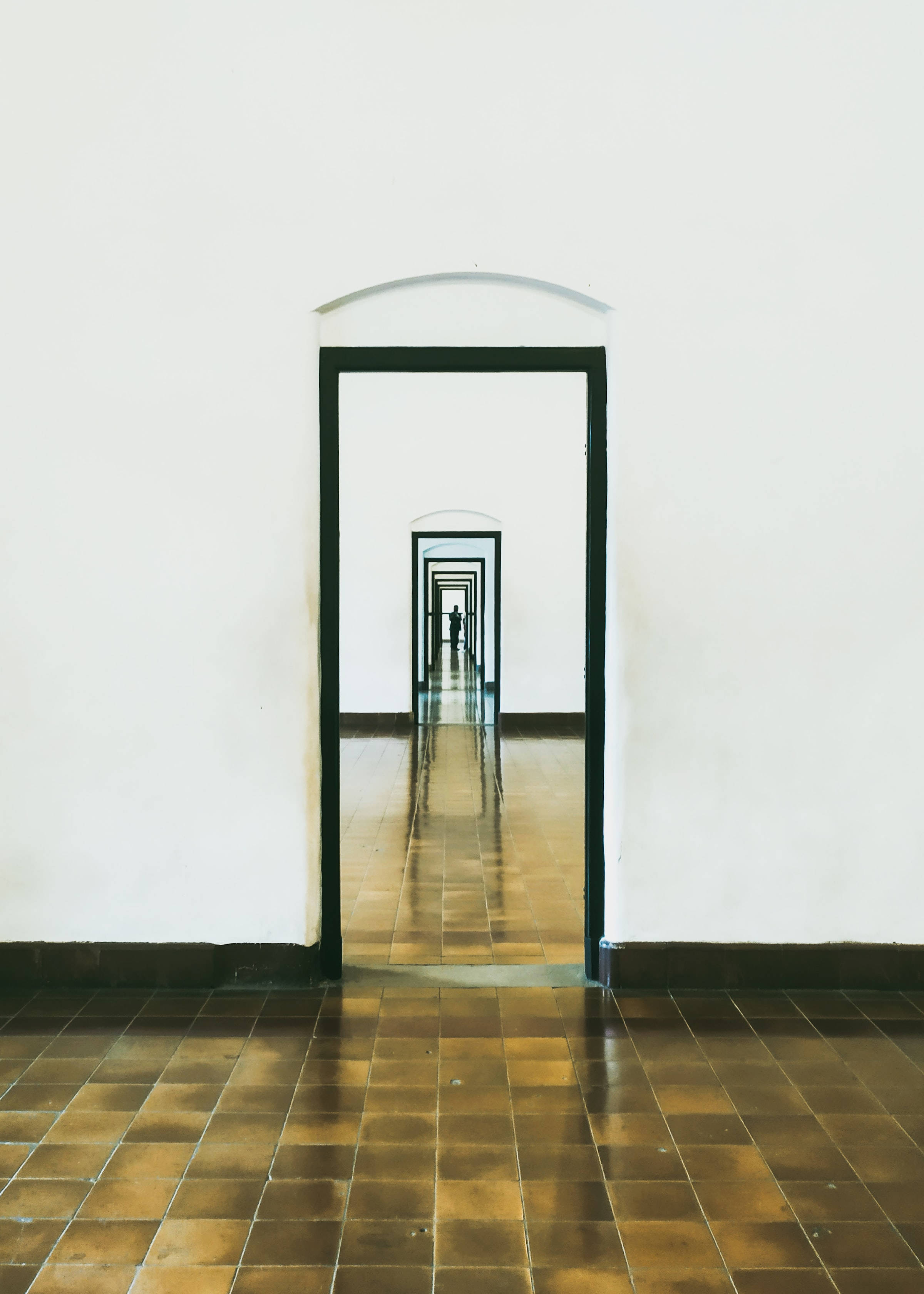 perfect door, mirror illusion, long hallway, 2K Phone Wallpaper