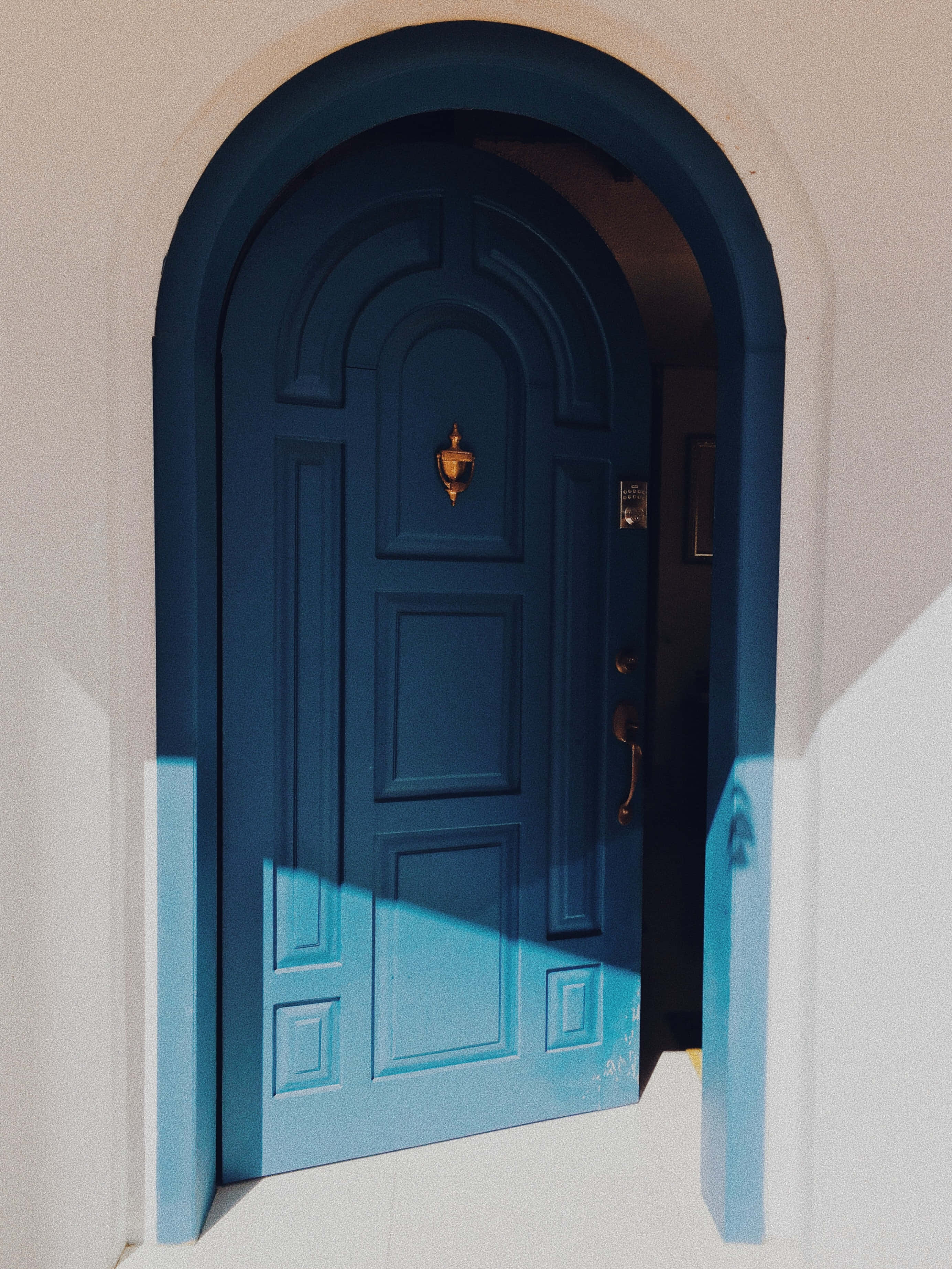 blue arched door, gold hardware, white stucco wall, 2K Phone Wallpaper