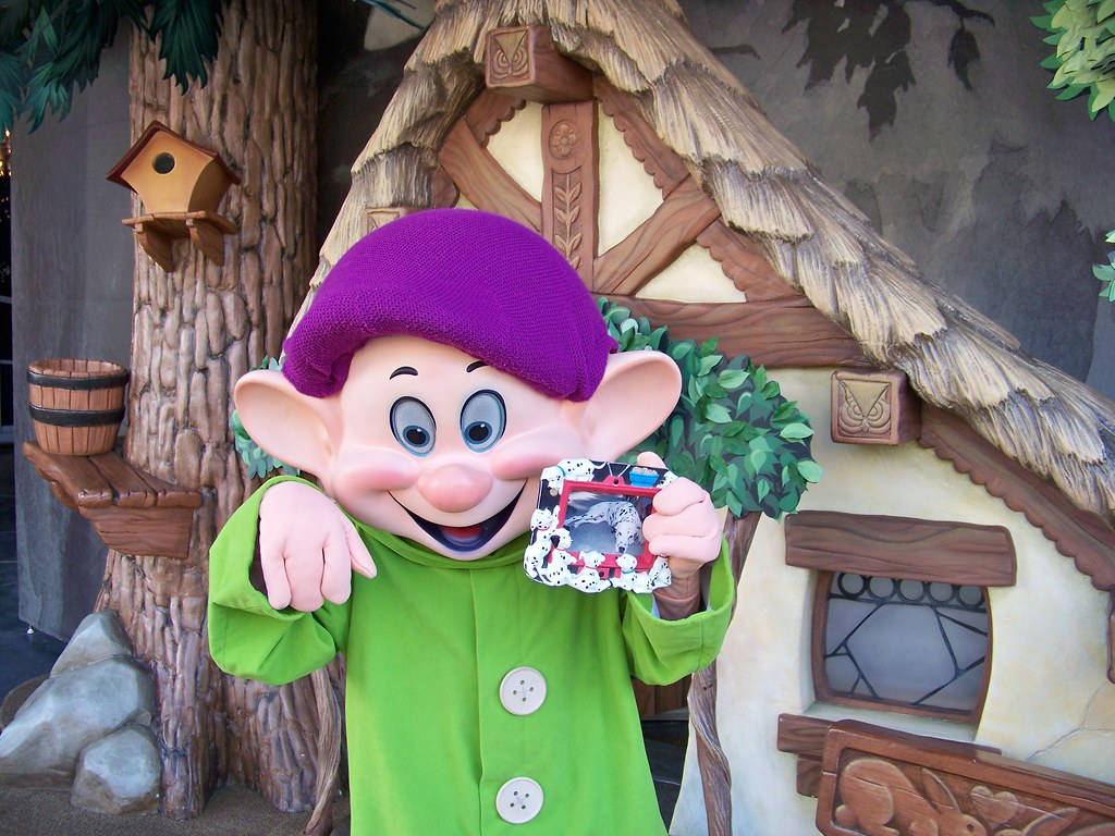 Dopey, dwarf mascot, green coat, SD Desktop Wallpaper