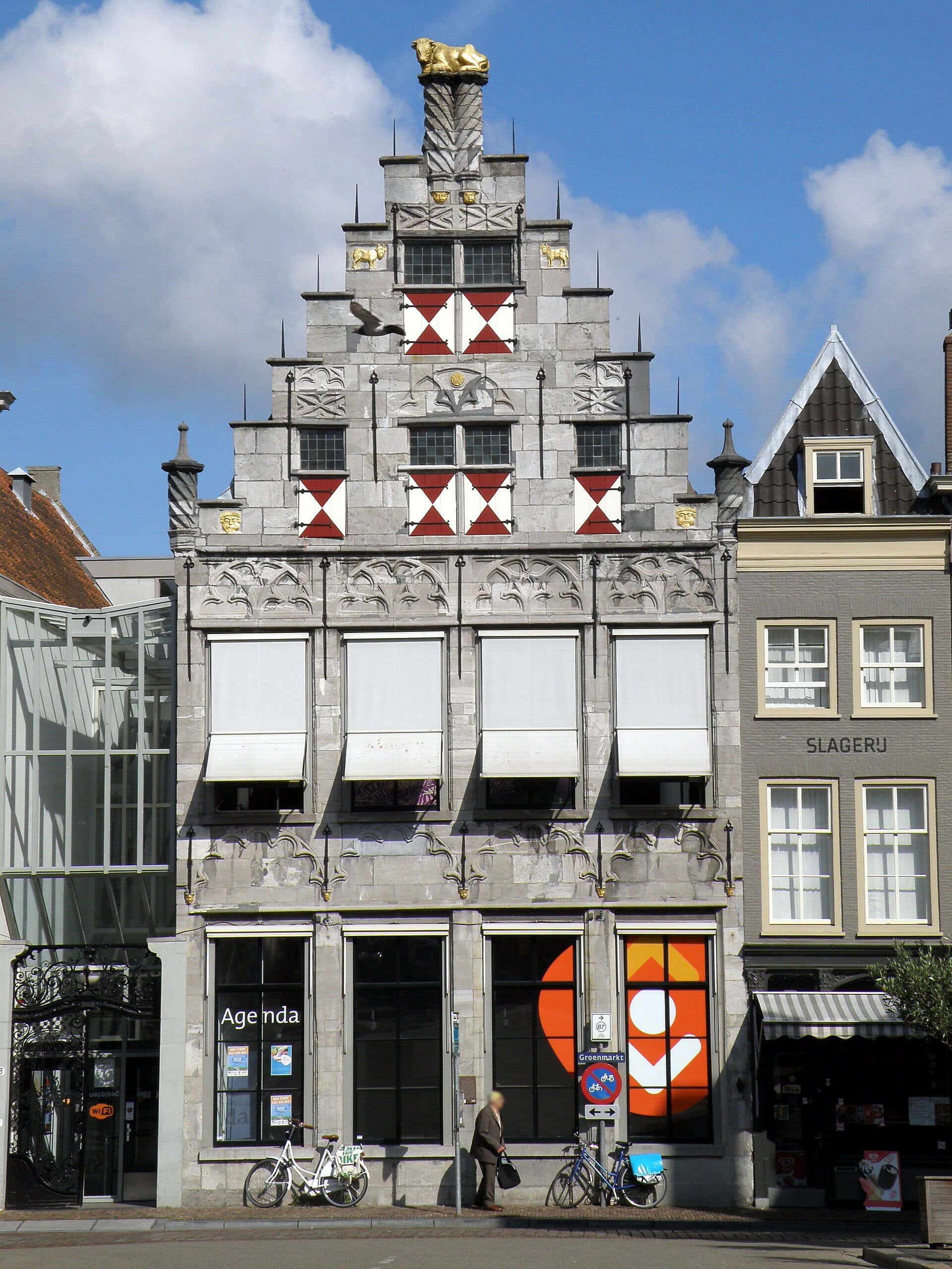 Dordrecht, historic stepped-gable building, red and white diamond patterns, 2K Phone Wallpaper