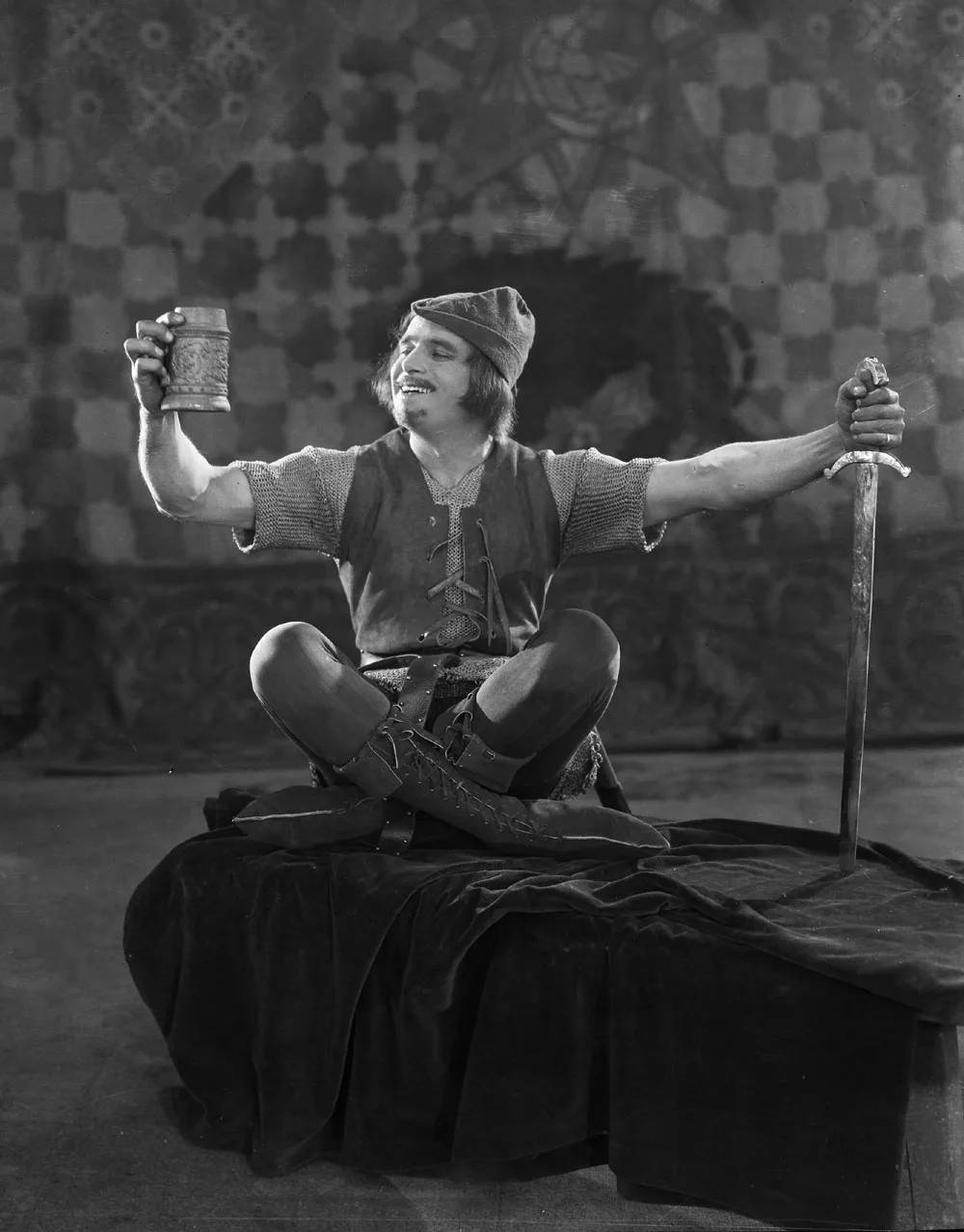 Douglas Fairbanks, sword, medieval garb, SD Phone Wallpaper