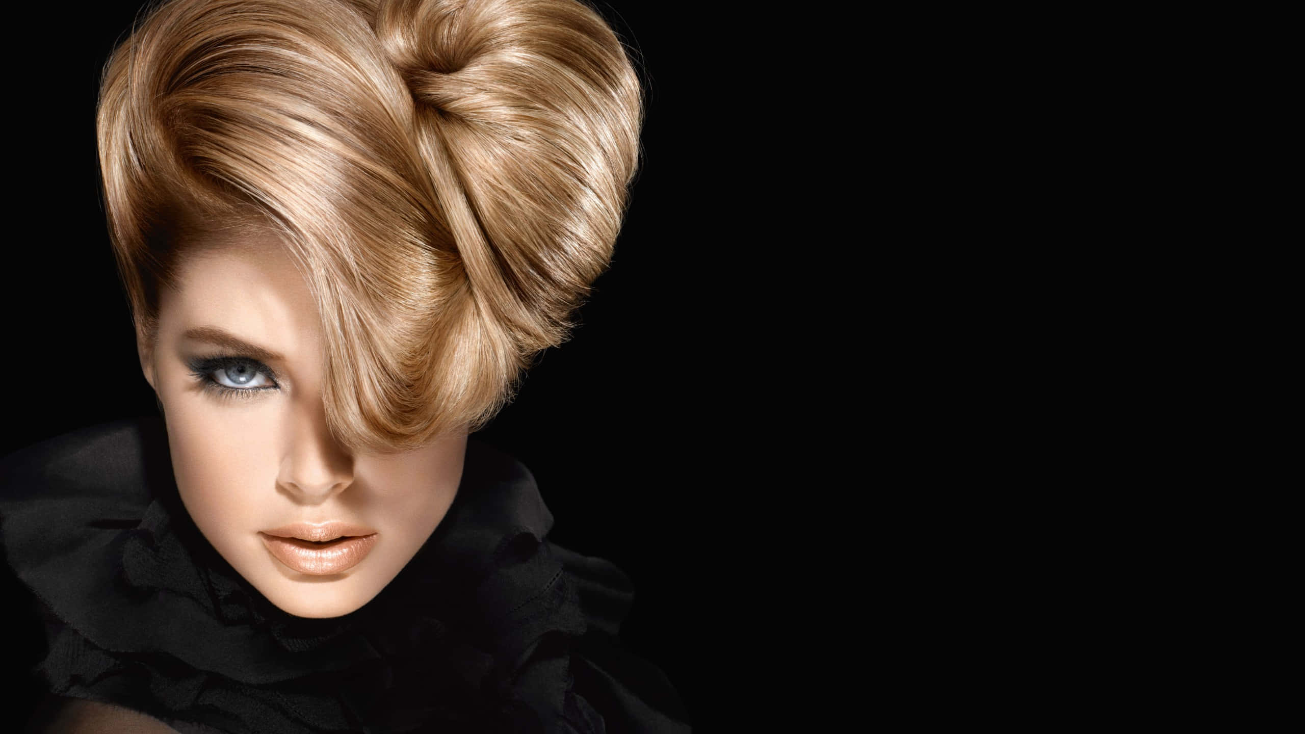 Doutzen Kroes, voluminous blonde hair, bold makeup, 2K Desktop Wallpaper