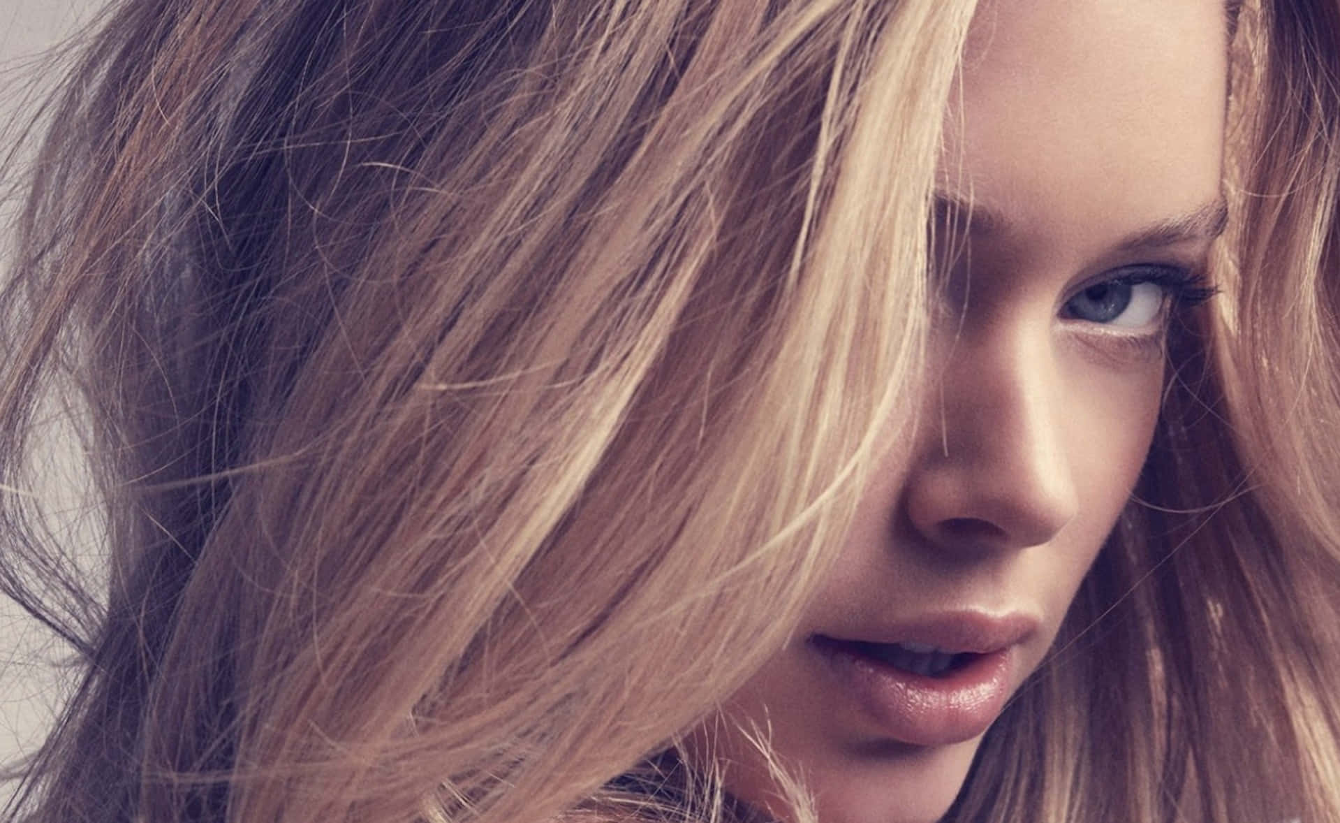 Doutzen Kroes, tousled blonde hair, piercing blue eyes, HD Desktop Wallpaper