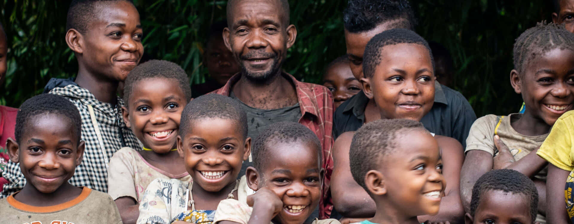 Congolese family, smiling, lush green foliage, Full HD Desktop Wallpaper