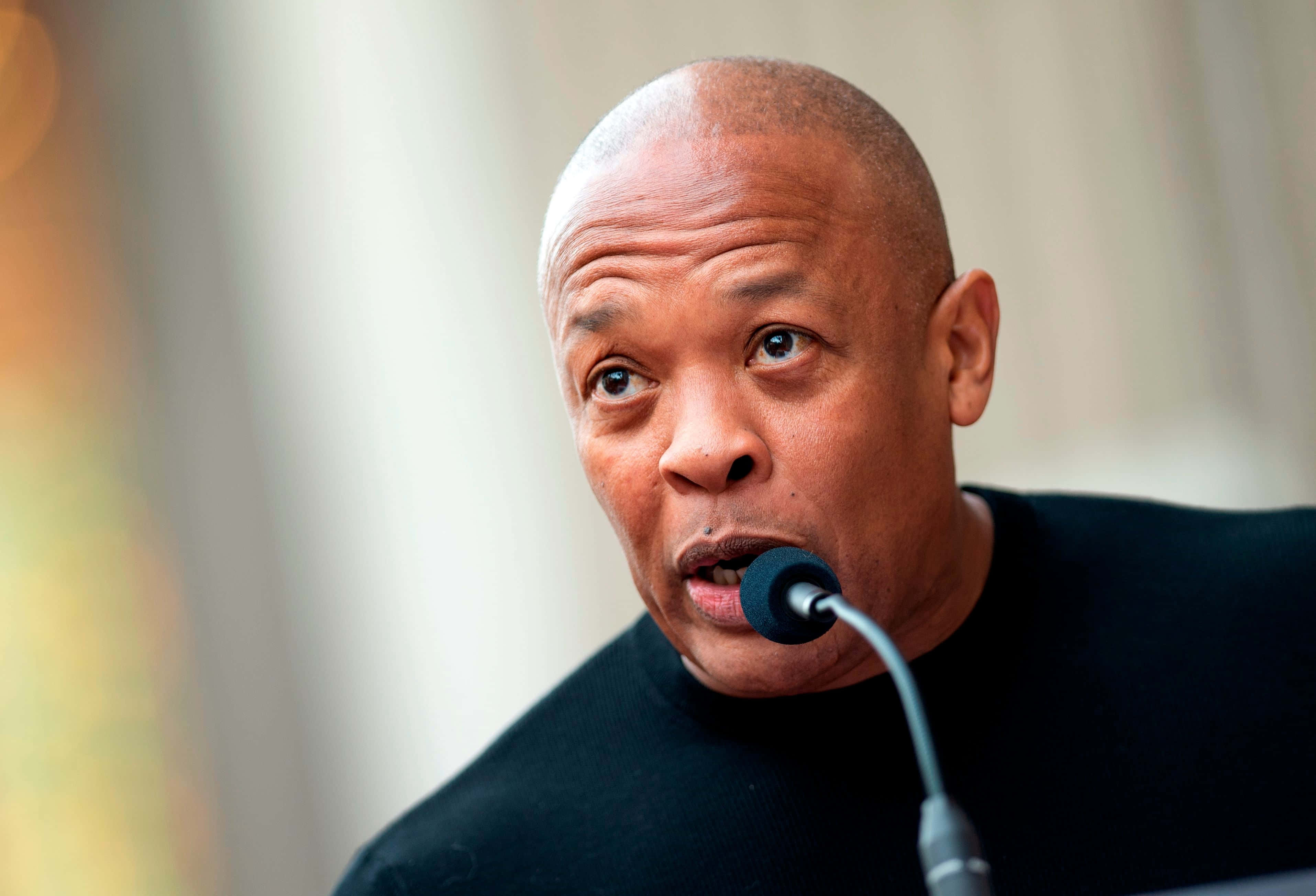 Dr. Dre, recording studio, black shirt, 2K Desktop Wallpaper
