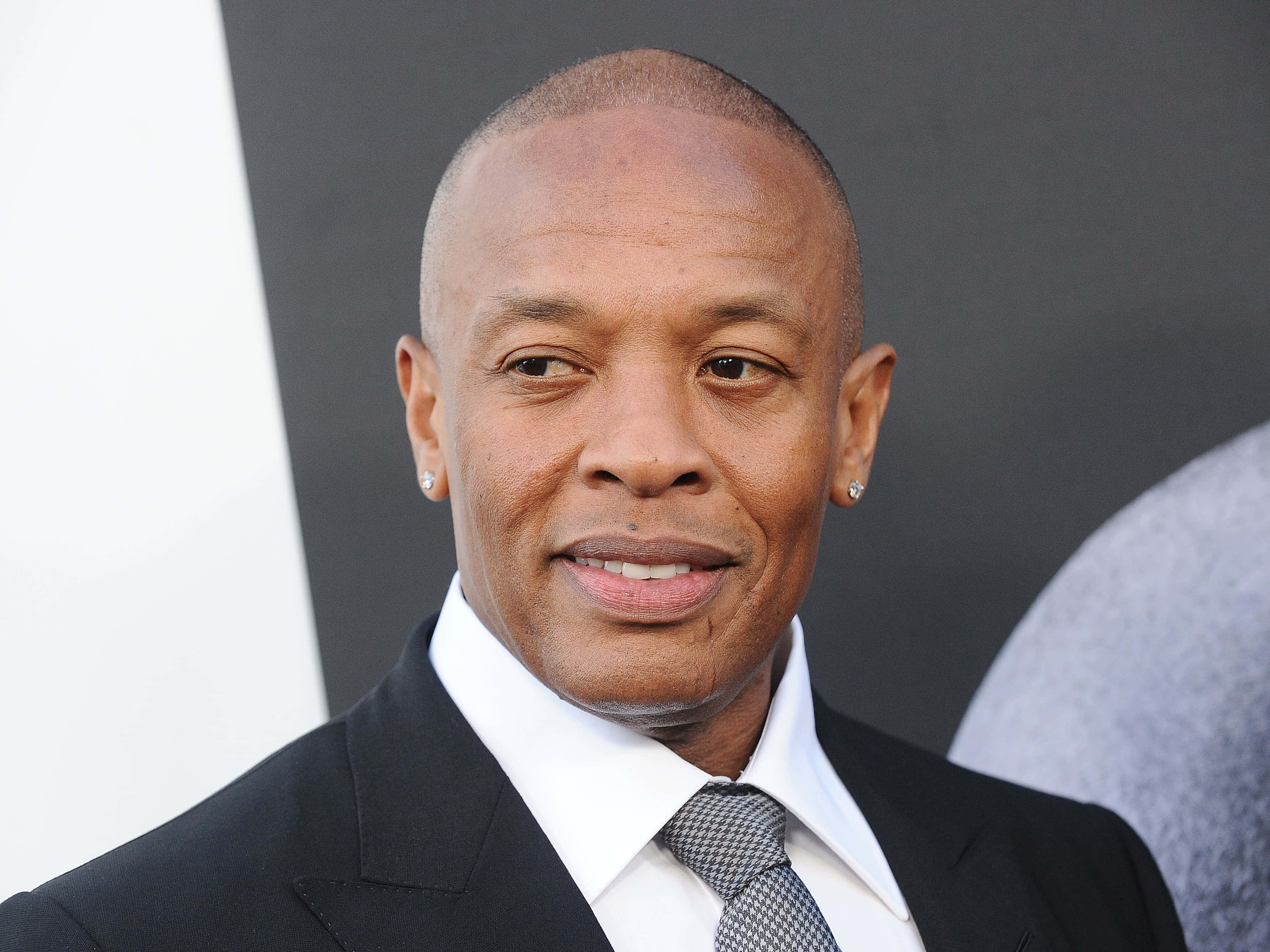 Dr. Dre, black suit, patterned tie, 2K Desktop Wallpaper