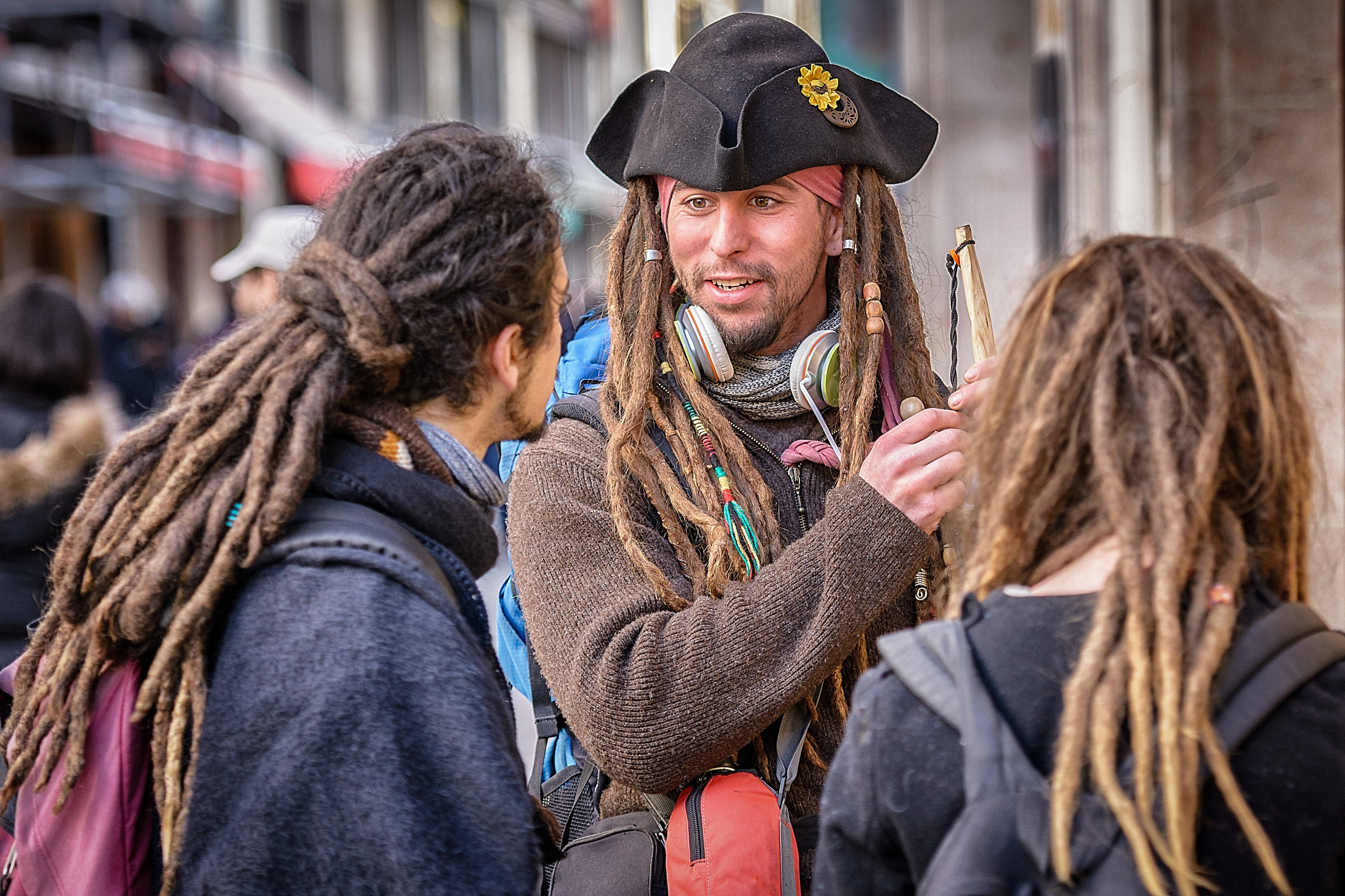 dreadlocks, pirate hat, street, 4K Desktop Wallpaper
