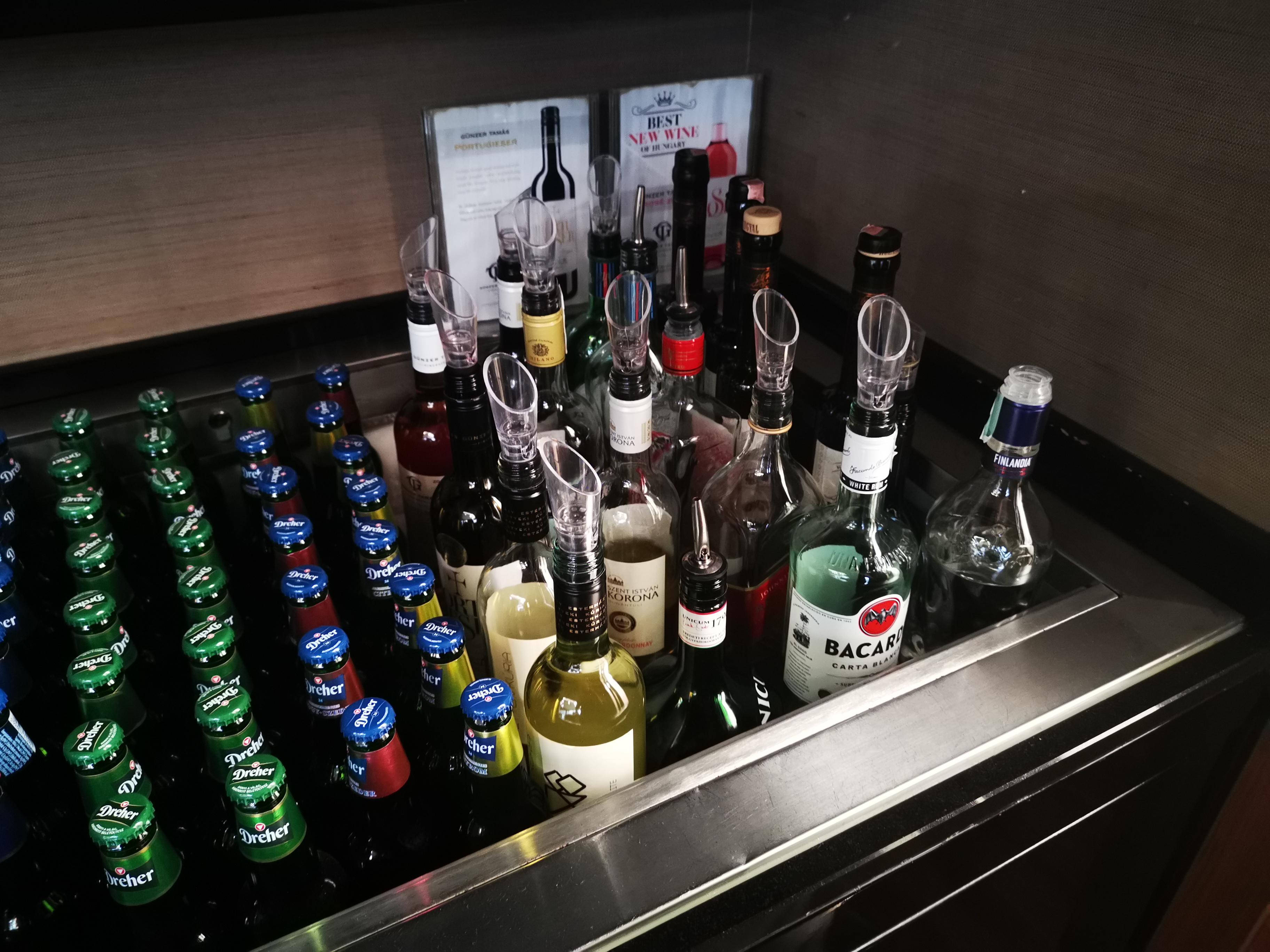 Dreher, bar fridge, beer bottles, 2K Desktop Wallpaper