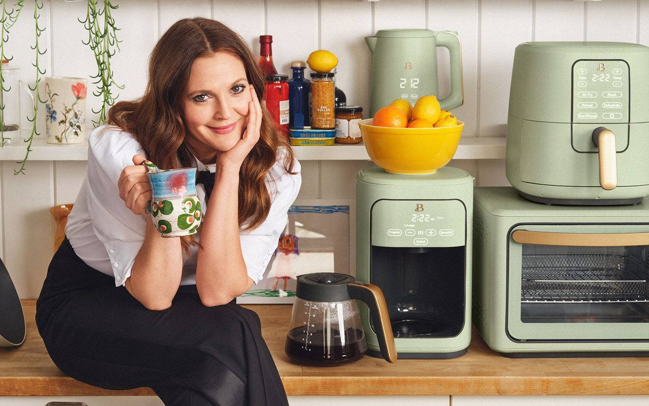 Drew Barrymore, mint green appliances, floral mug, HD Desktop Wallpaper
