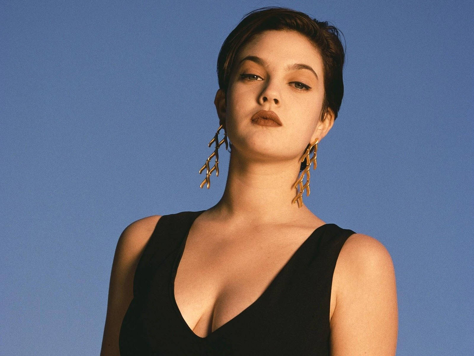 Drew Barrymore, short dark hair, gold leaf earrings, HD Desktop Wallpaper