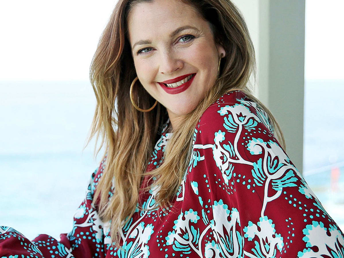 Drew Barrymore, red blouse, turquoise floral patterns, SD Desktop Wallpaper