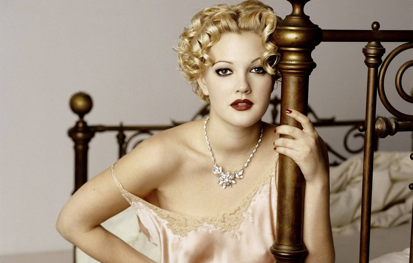 Drew Barrymore, curly blonde hair, bold makeup, HD Desktop Wallpaper