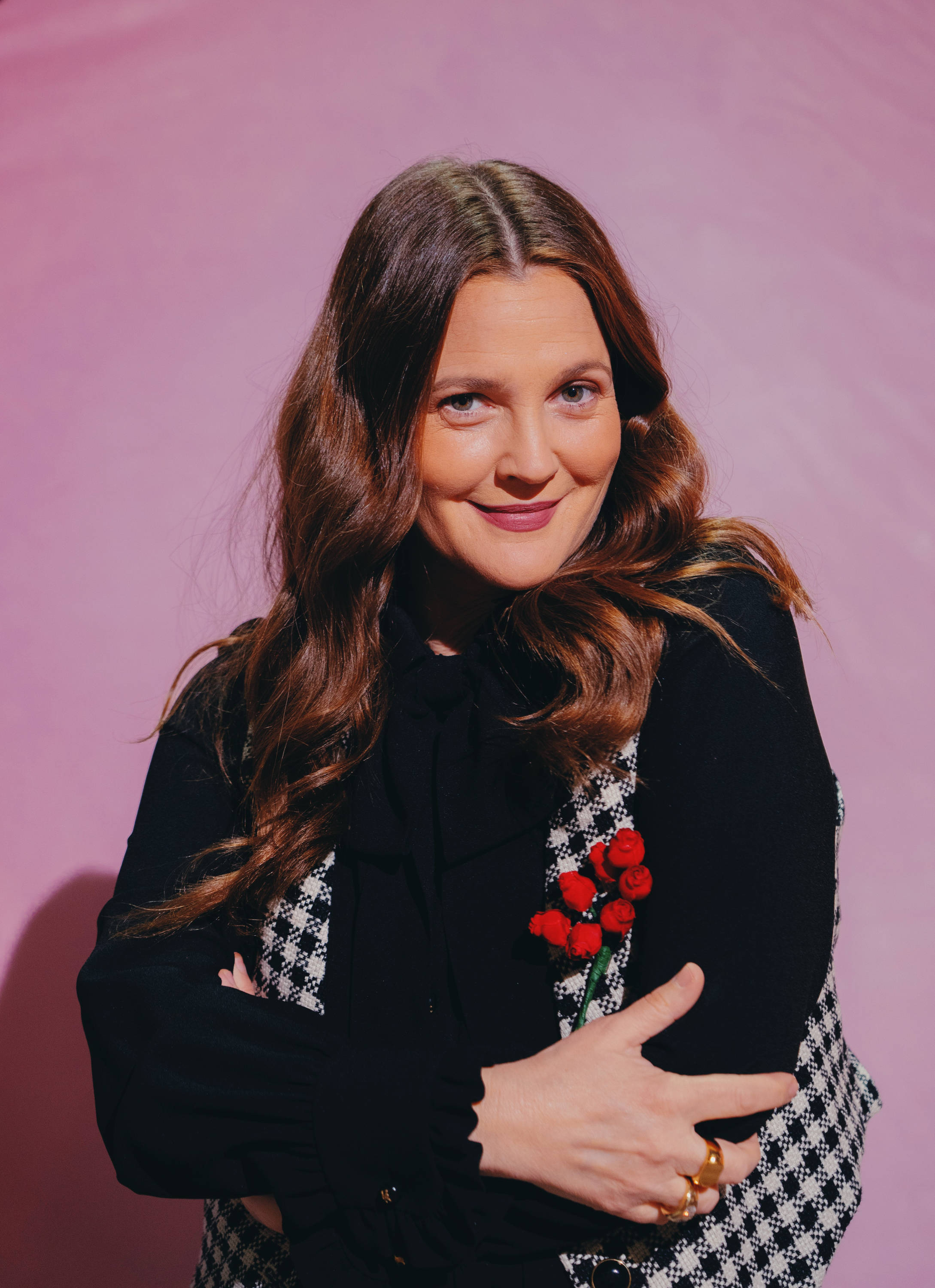 Drew Barrymore, long brown hair, small bouquet of red roses, 2K Phone Wallpaper