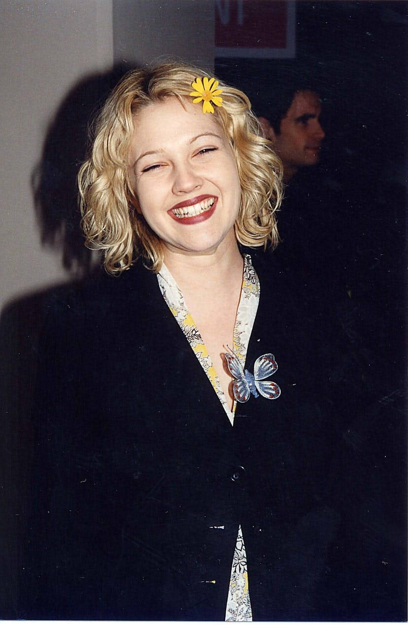 Drew Barrymore, blonde curls, yellow flower, SD Phone Wallpaper
