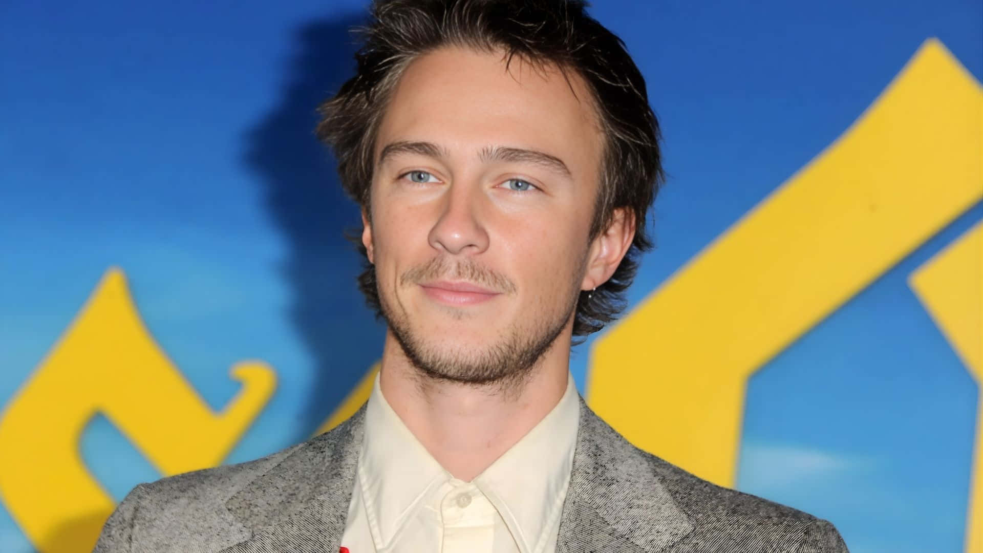 Drew Starkey, red carpet appearance, gray suit, Full HD Desktop Wallpaper