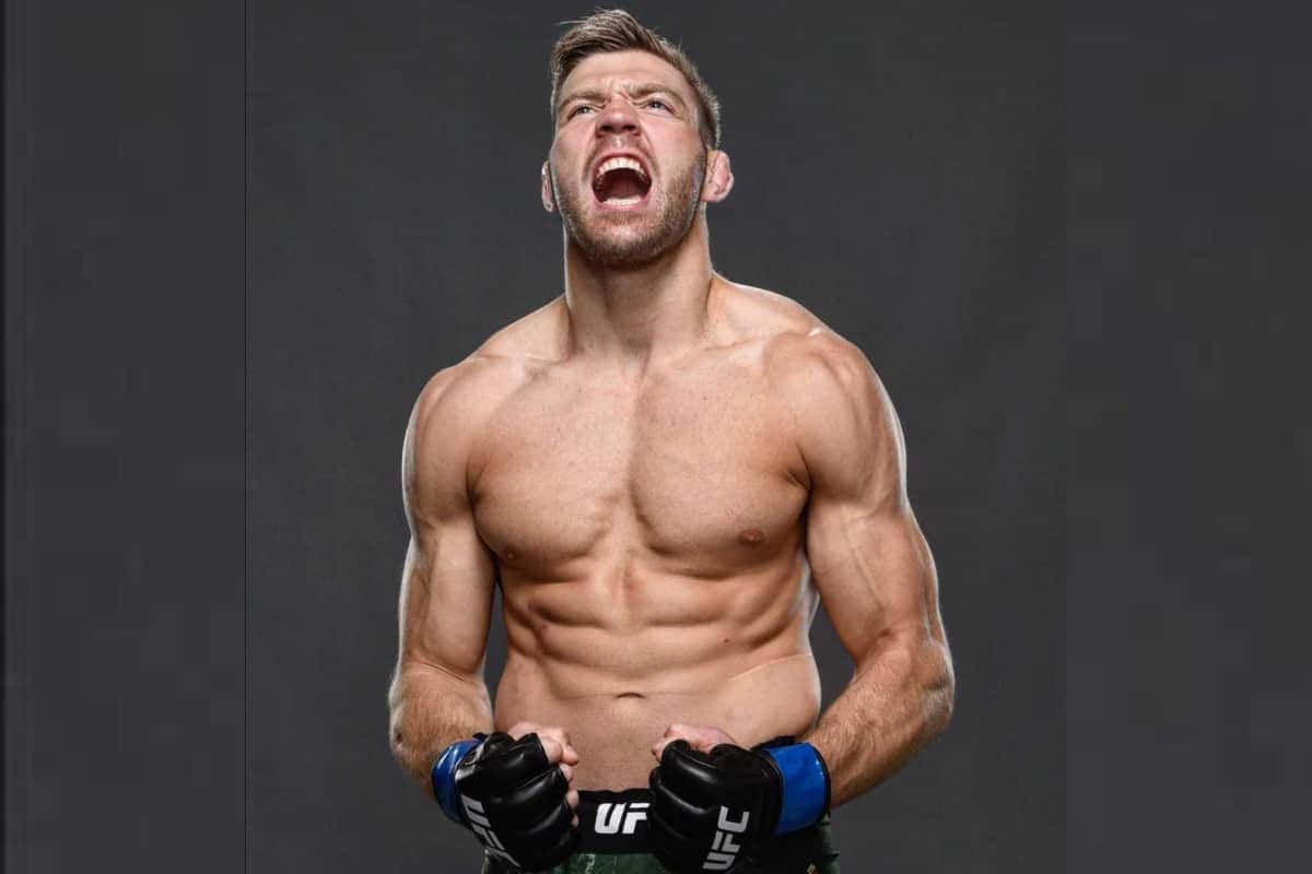 Dricus Du Plessis, UFC gloves, dark studio backdrop, SD Desktop Wallpaper