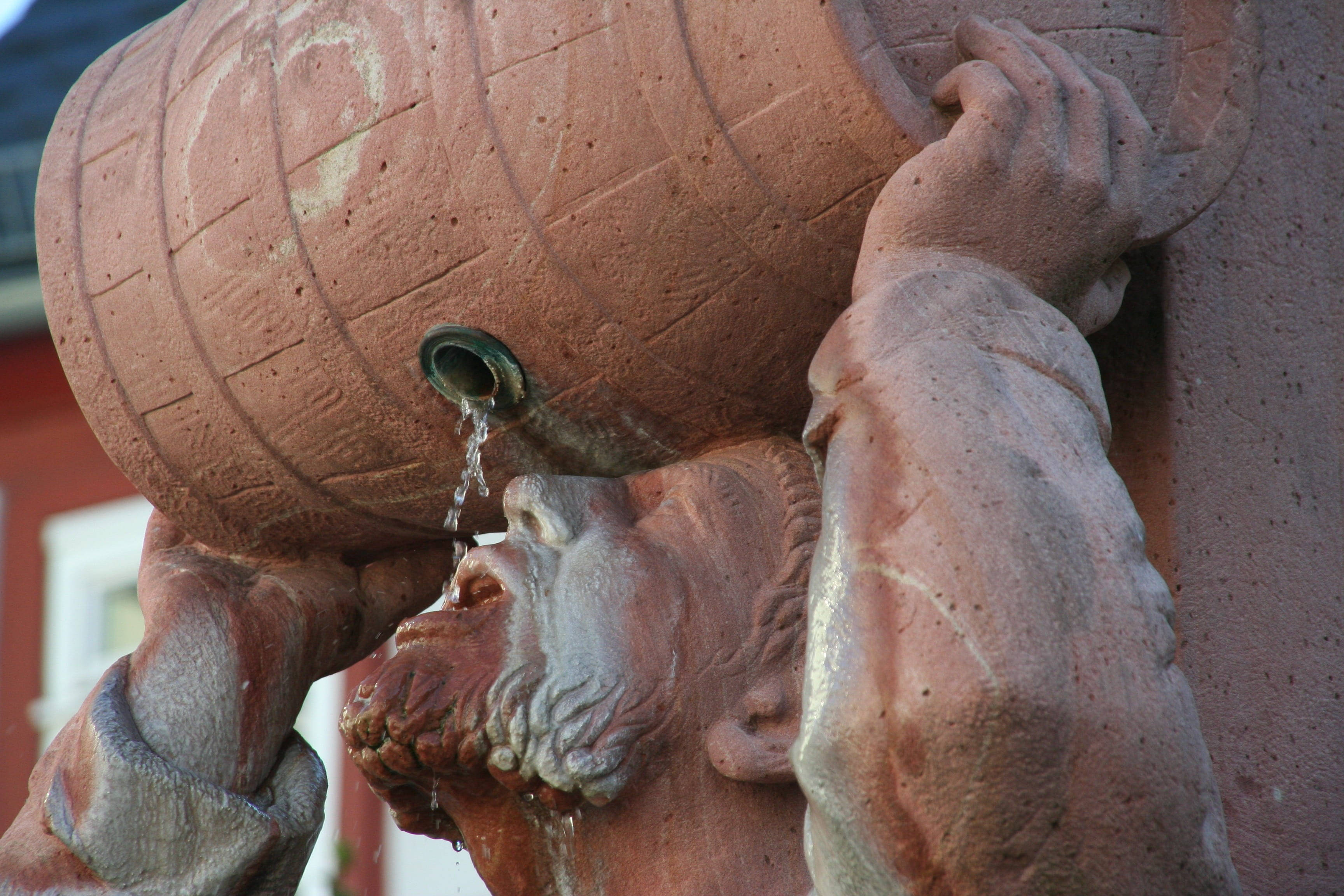 statue of man drinking water, muscular man, stone statue, 2K Desktop Wallpaper