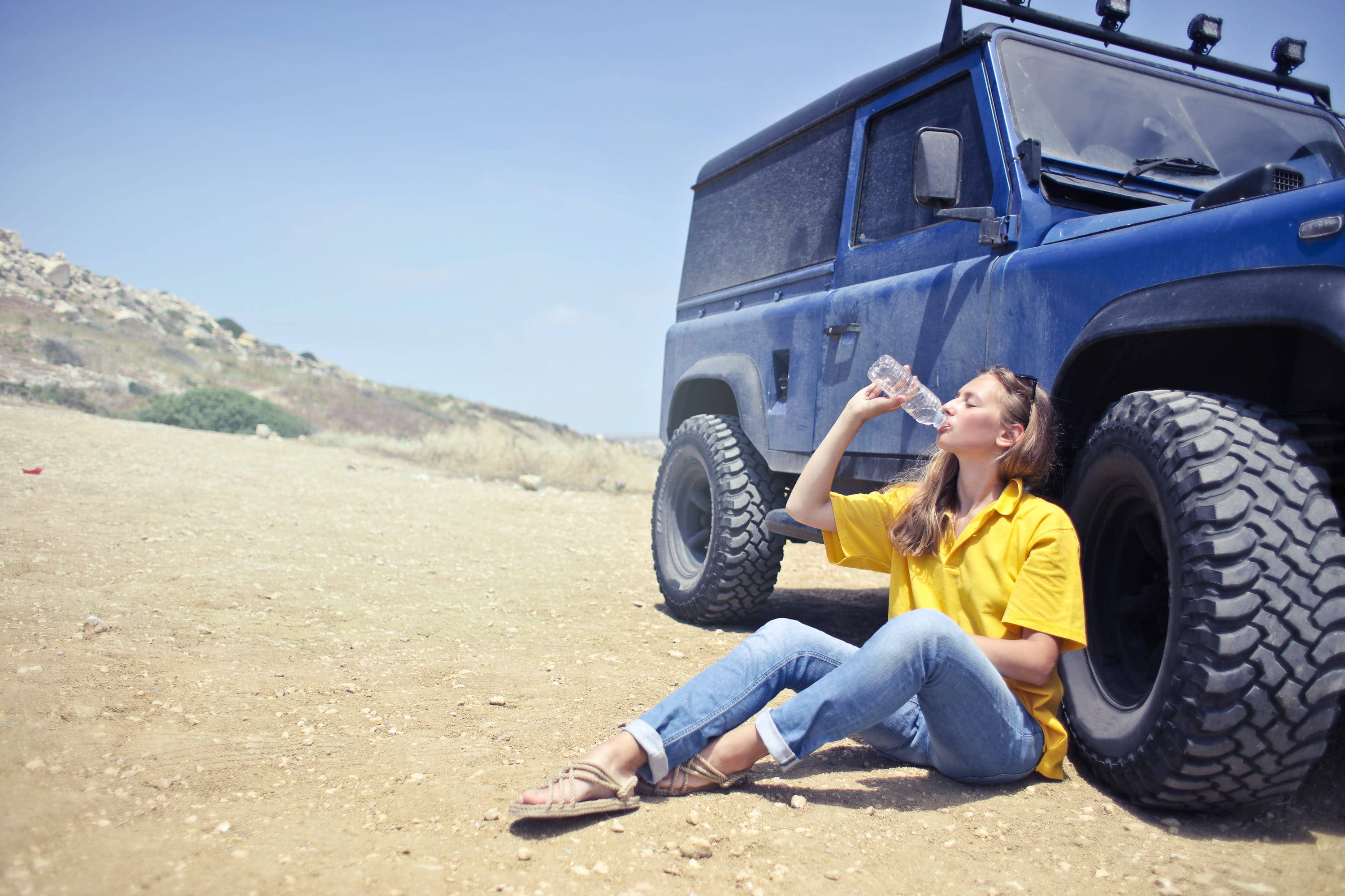 woman, yellow shirt, blue off-road vehicle, 2K Desktop Wallpaper